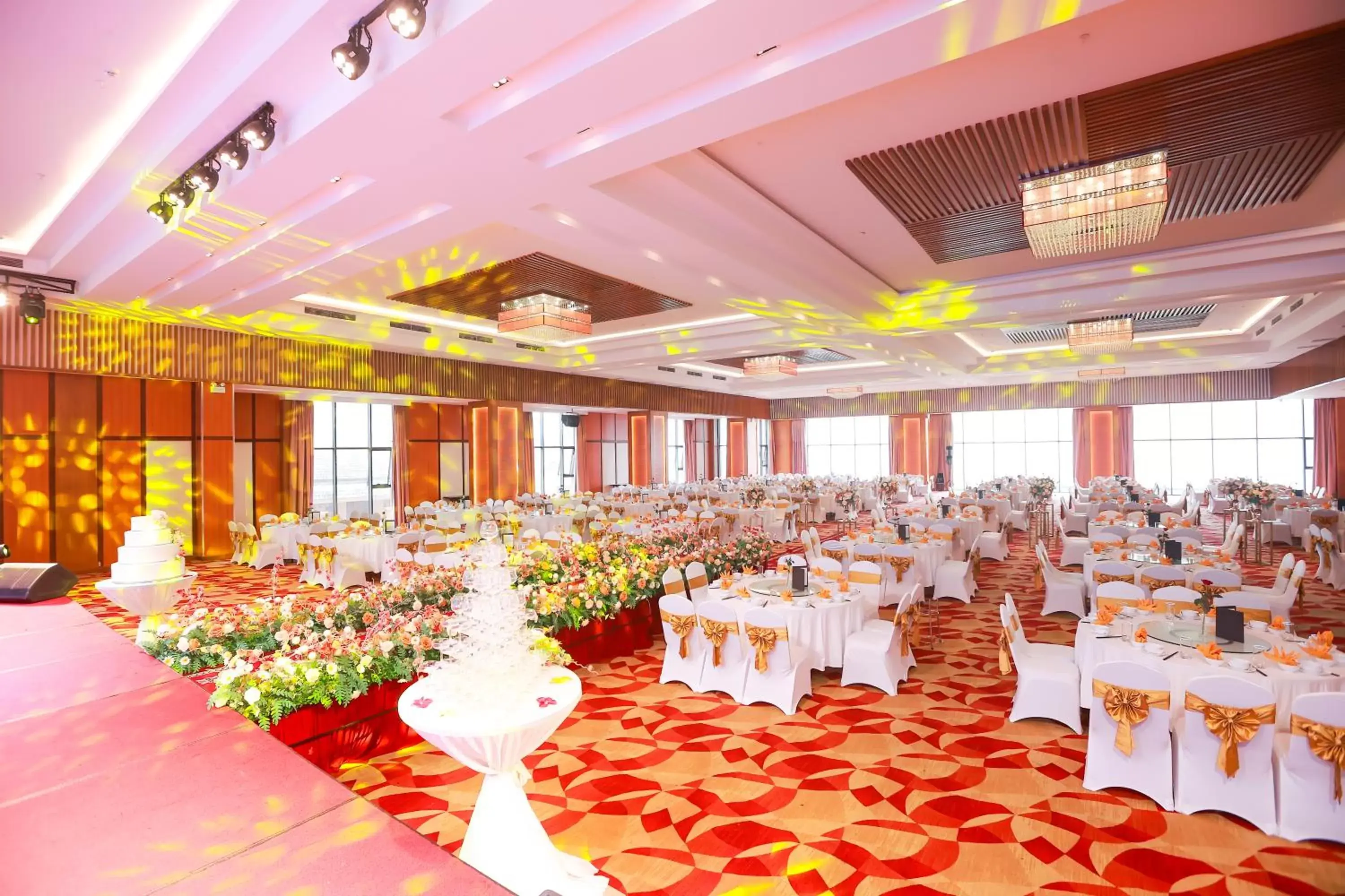 Restaurant/places to eat, Banquet Facilities in Muong Thanh Luxury Nhat Le Hotel