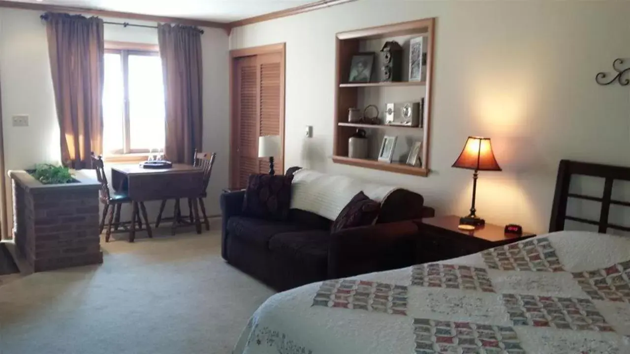 Bedroom, Seating Area in Lake Orchard Farm Retreat