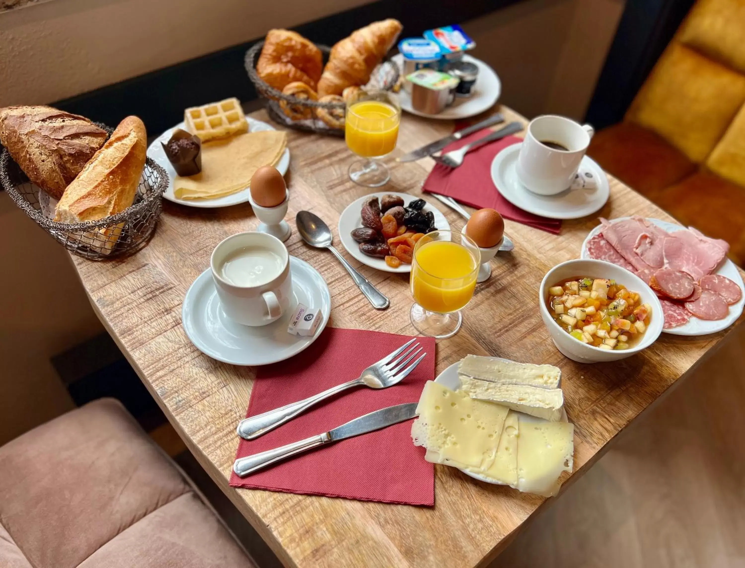 Breakfast in Logis Hôtel Les Chatelminés