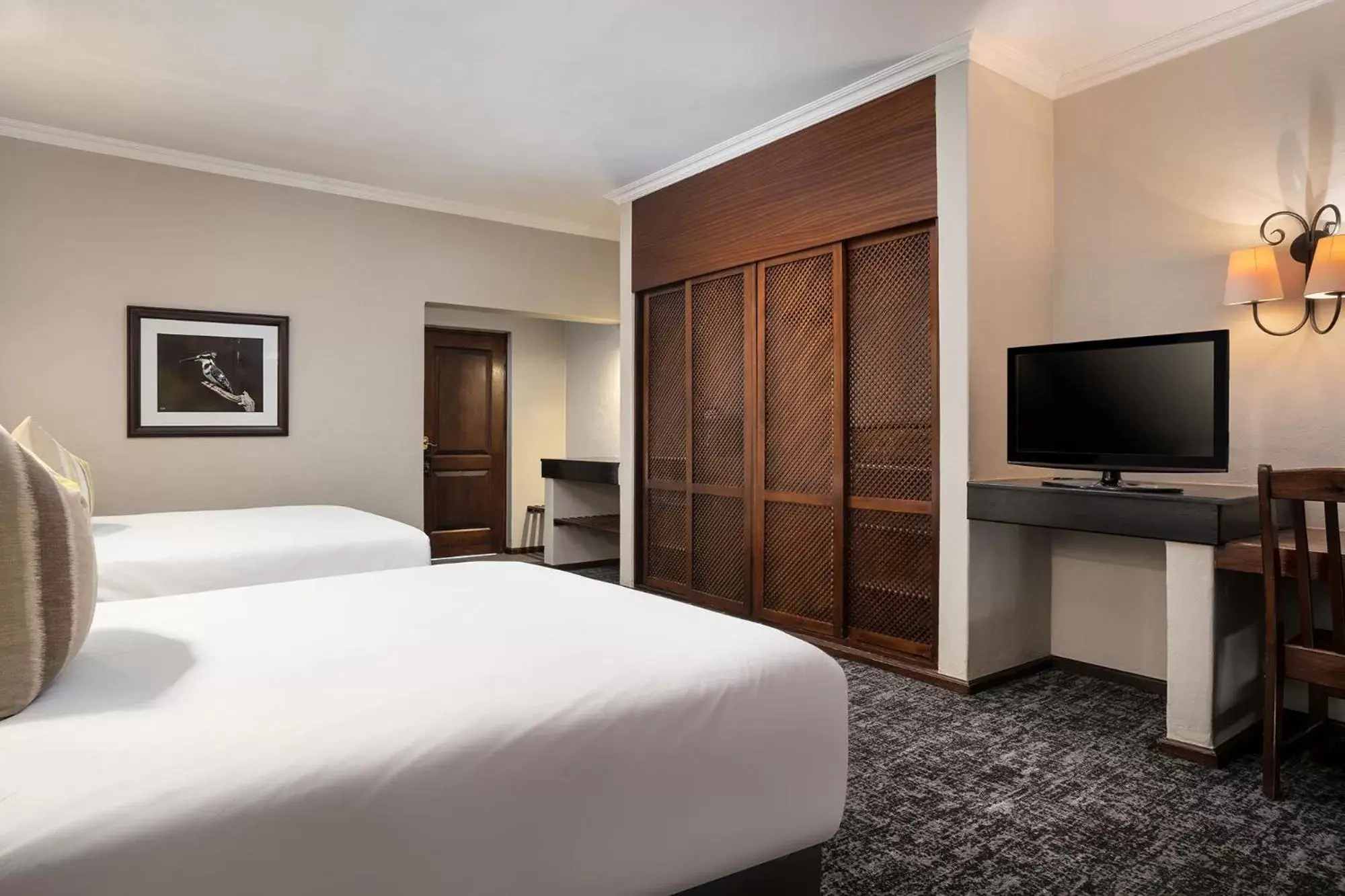 Bed, TV/Entertainment Center in Premier Hotel Roodevalley