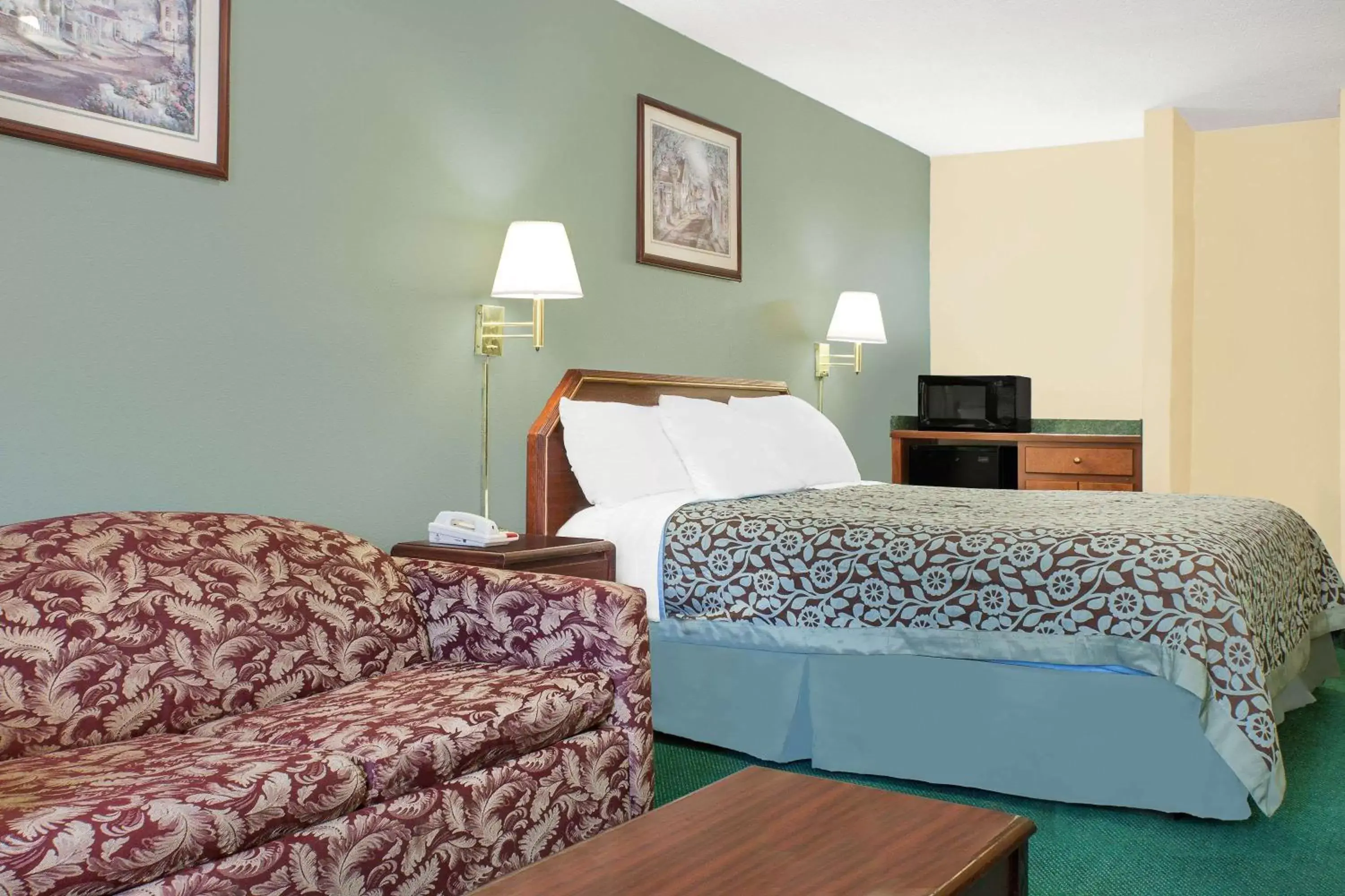 Photo of the whole room, Bed in Days Inn by Wyndham Lincoln