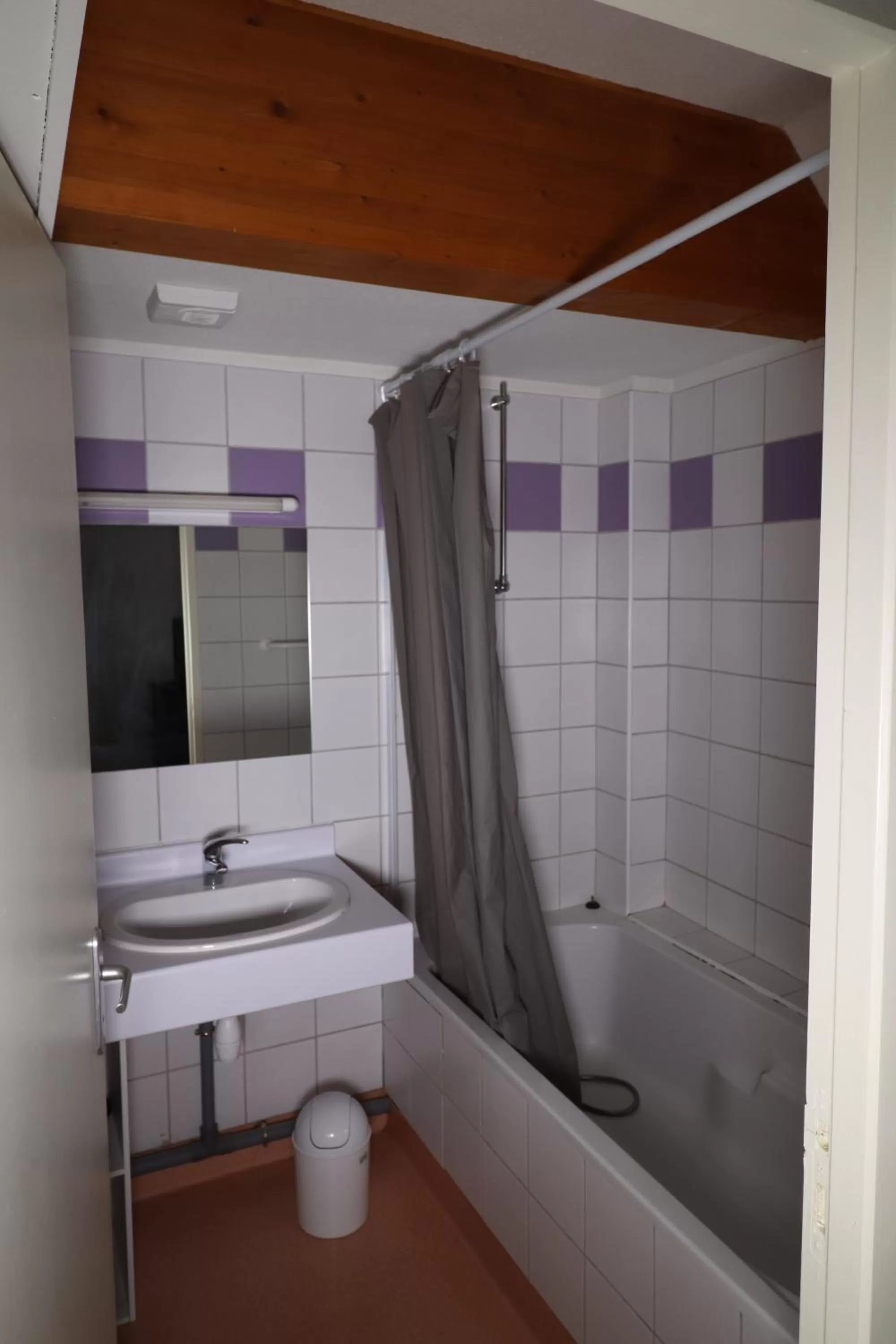 Shower, Bathroom in Chateau Ricard