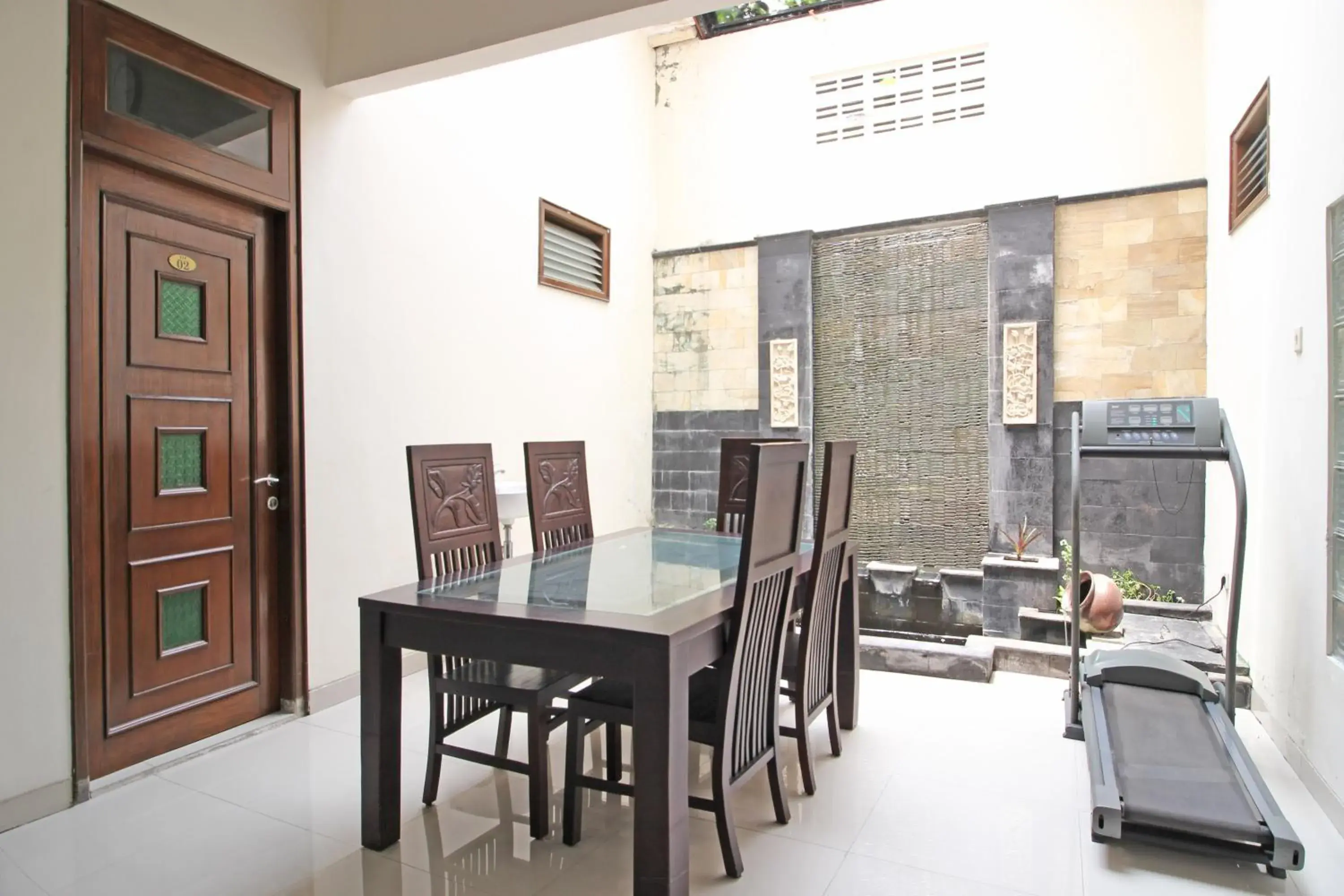 Area and facilities, Dining Area in RedDoorz near Hartono Mall 3