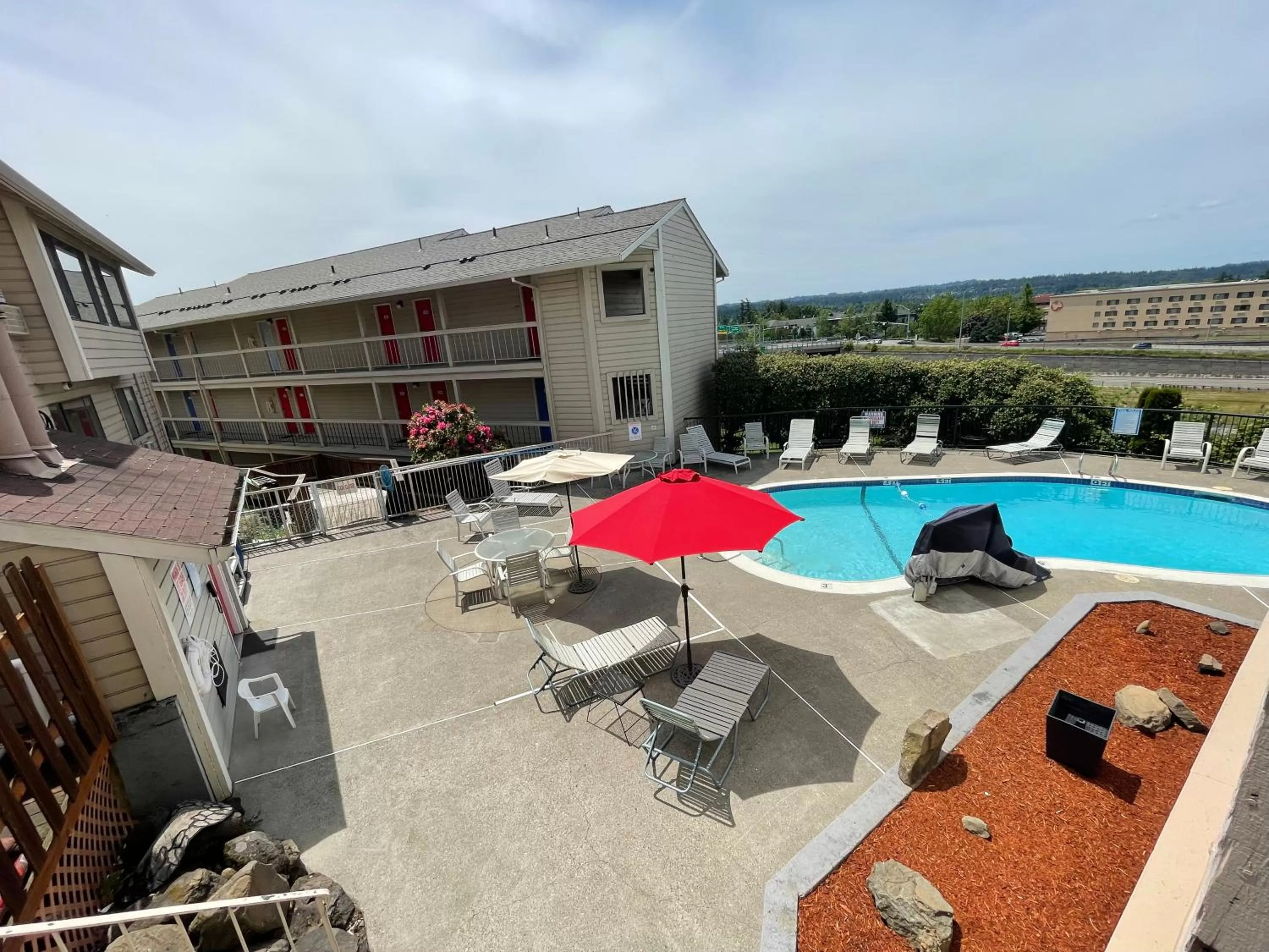 Swimming pool in Sunnyside Inn and Suites