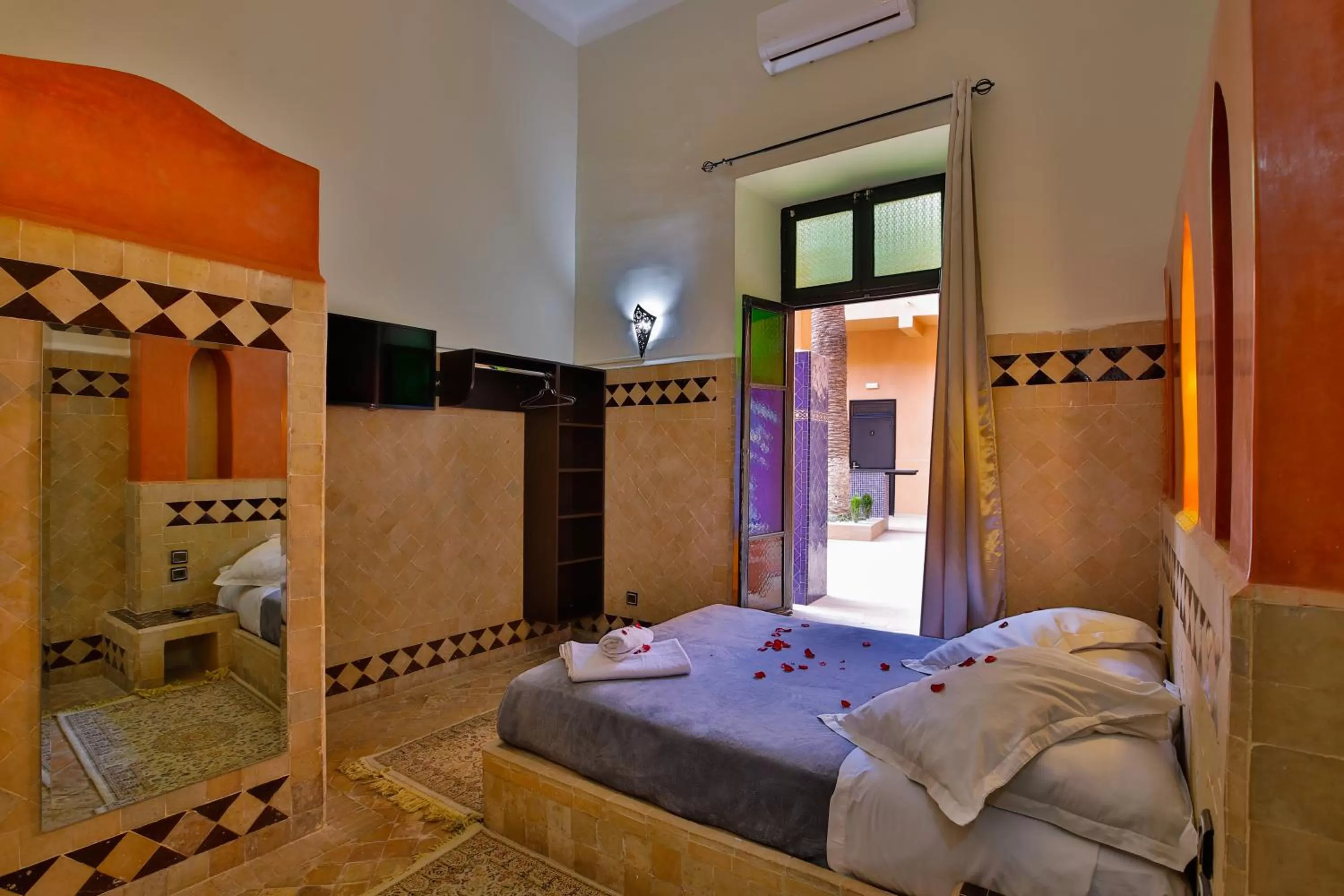 Bed in Hotel Toulousain