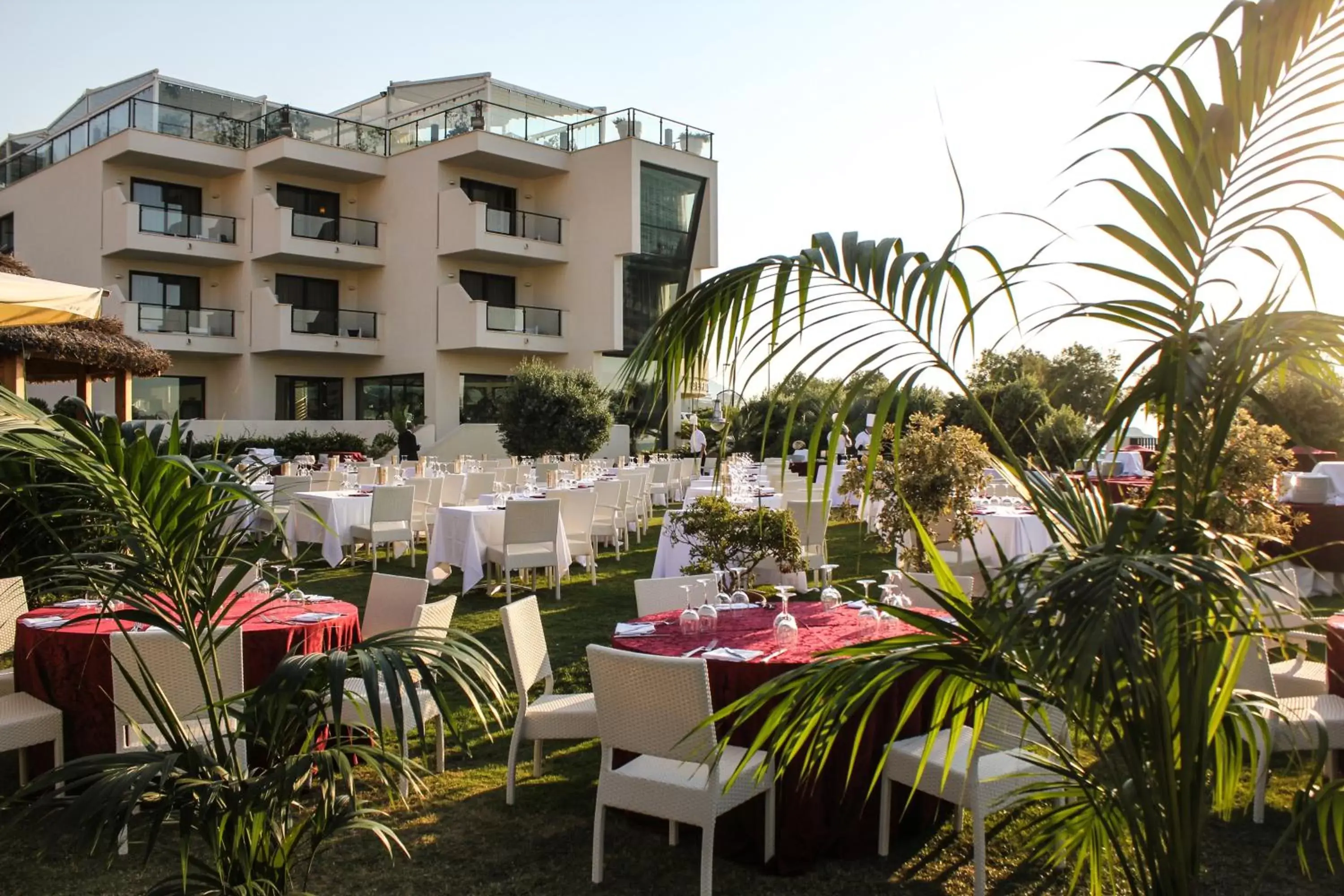 Property building, Restaurant/Places to Eat in Cefalù Sea Palace