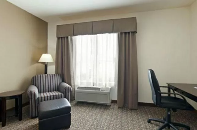Seating area in Holiday Inn Express Hotel & Suites Lander by IHG