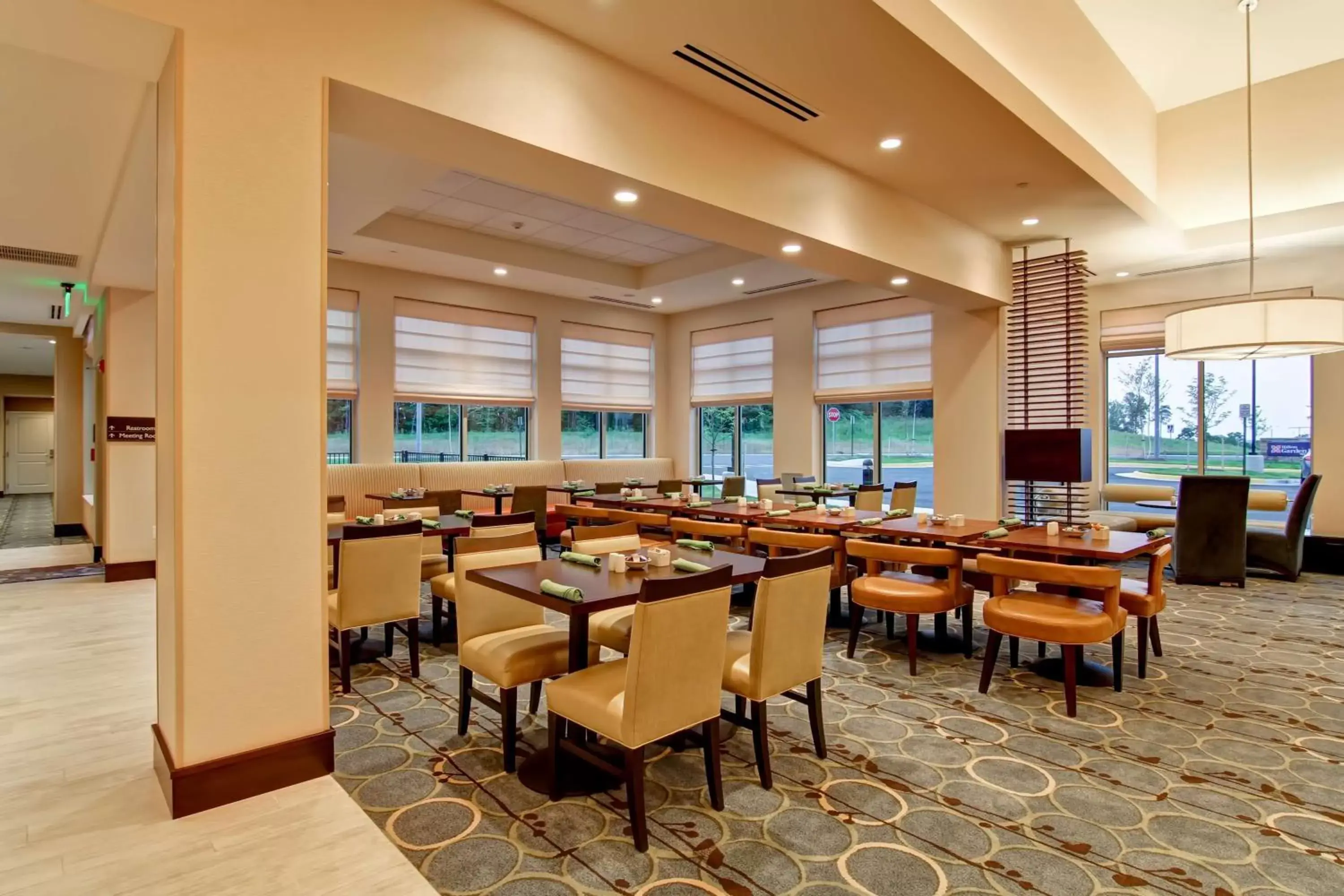 Dining area, Restaurant/Places to Eat in Hilton Garden Inn Woodbridge