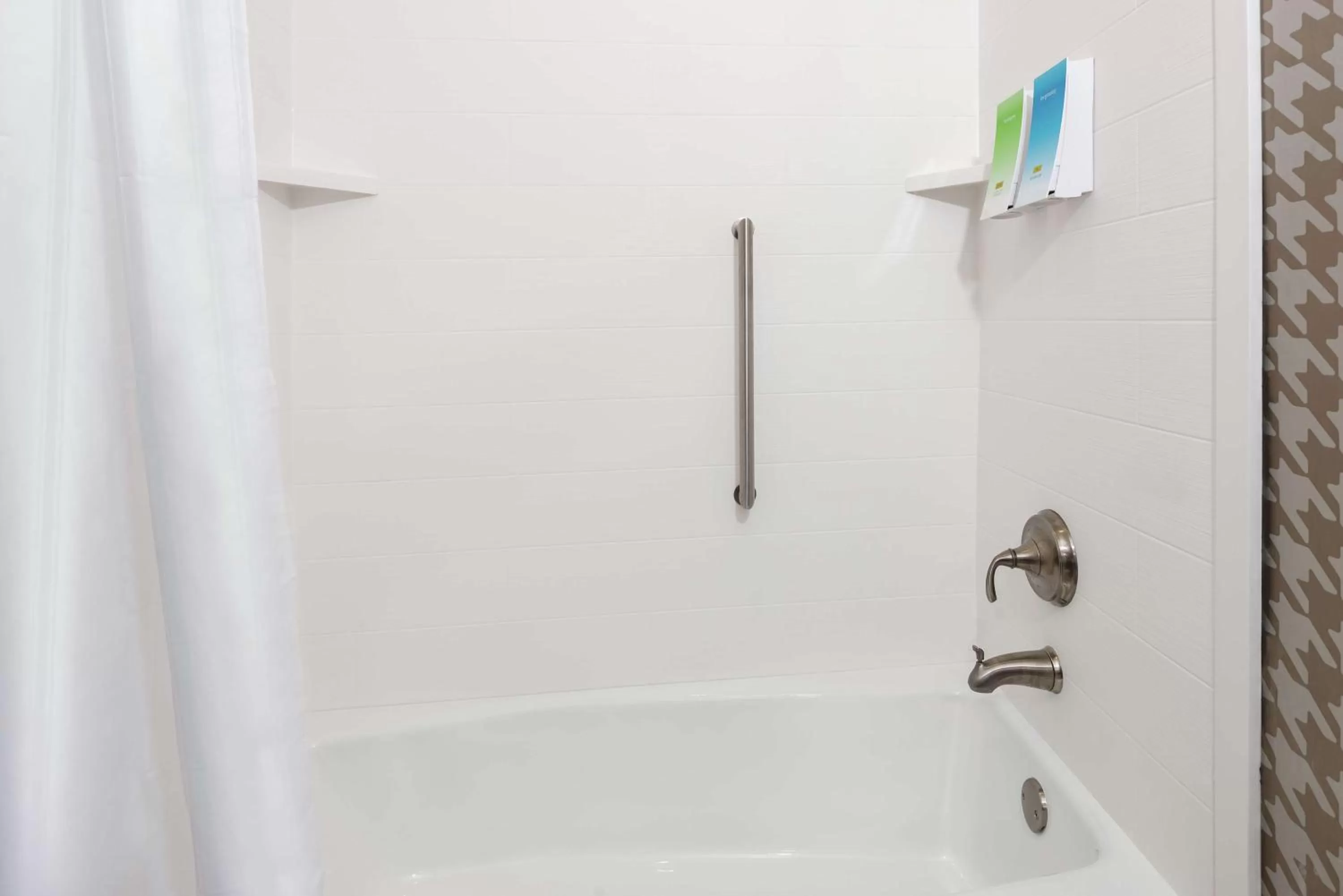 Bathroom in Home2 Suites By Hilton Orlando Near UCF