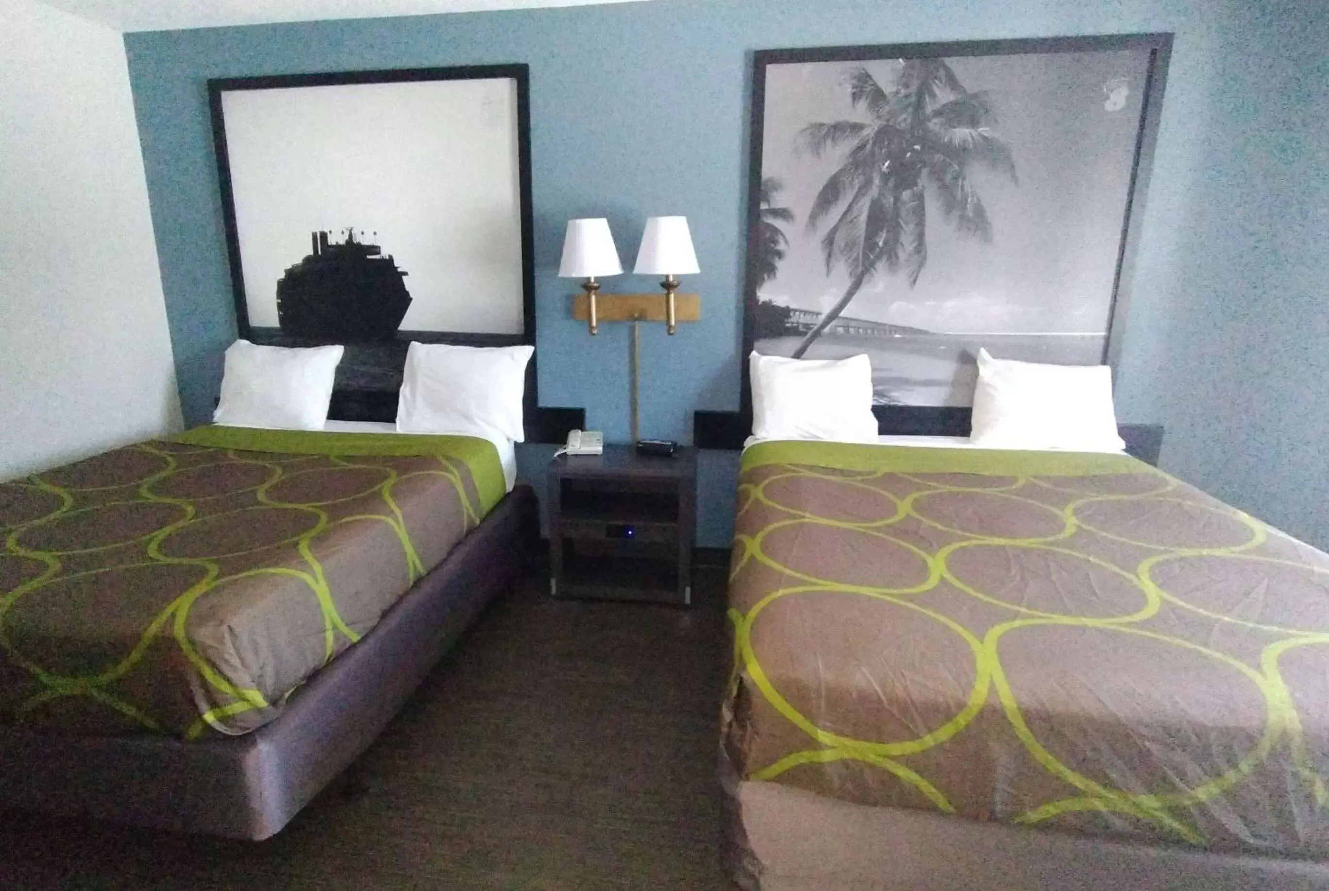 Photo of the whole room, Bed in Super 8 by Wyndham Dania/Fort Lauderdale Arpt