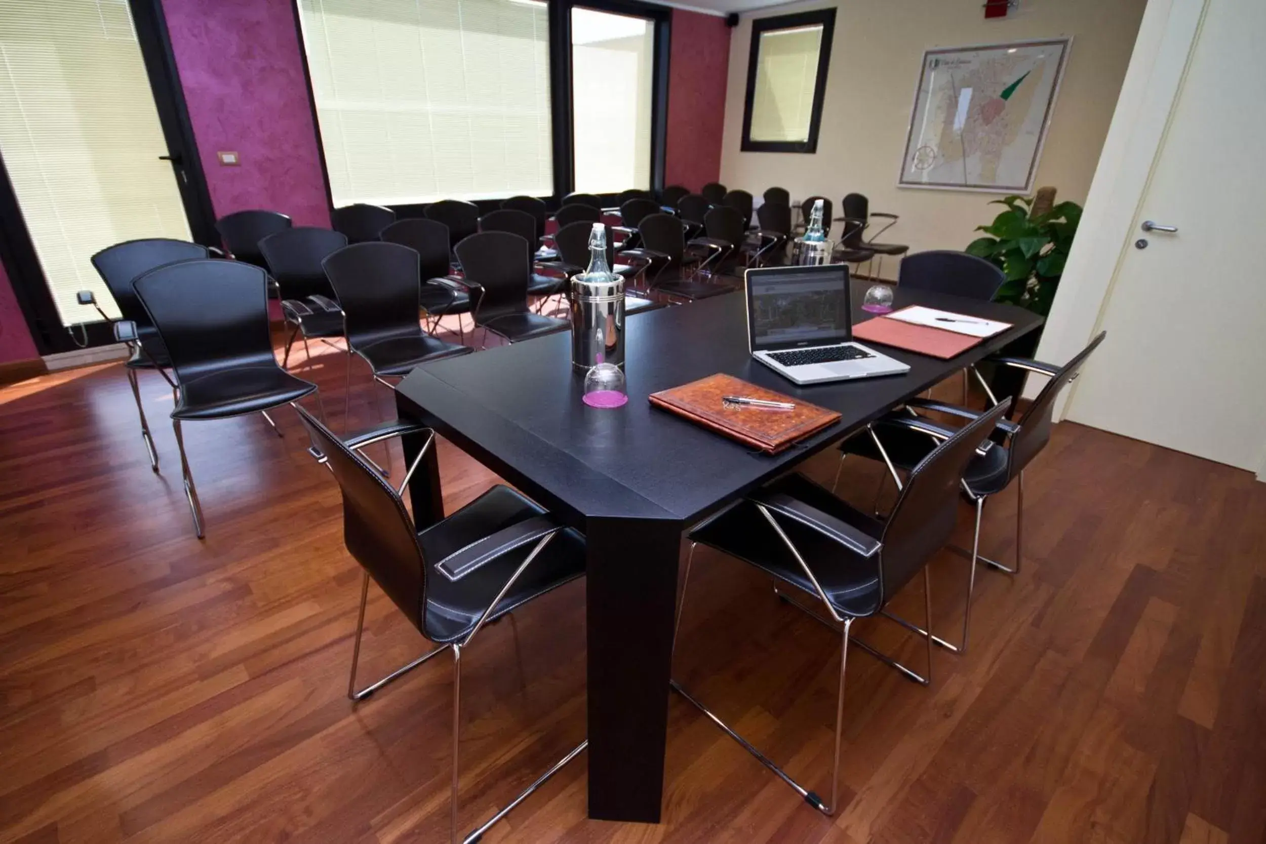 Business facilities in Hotel Ghalà