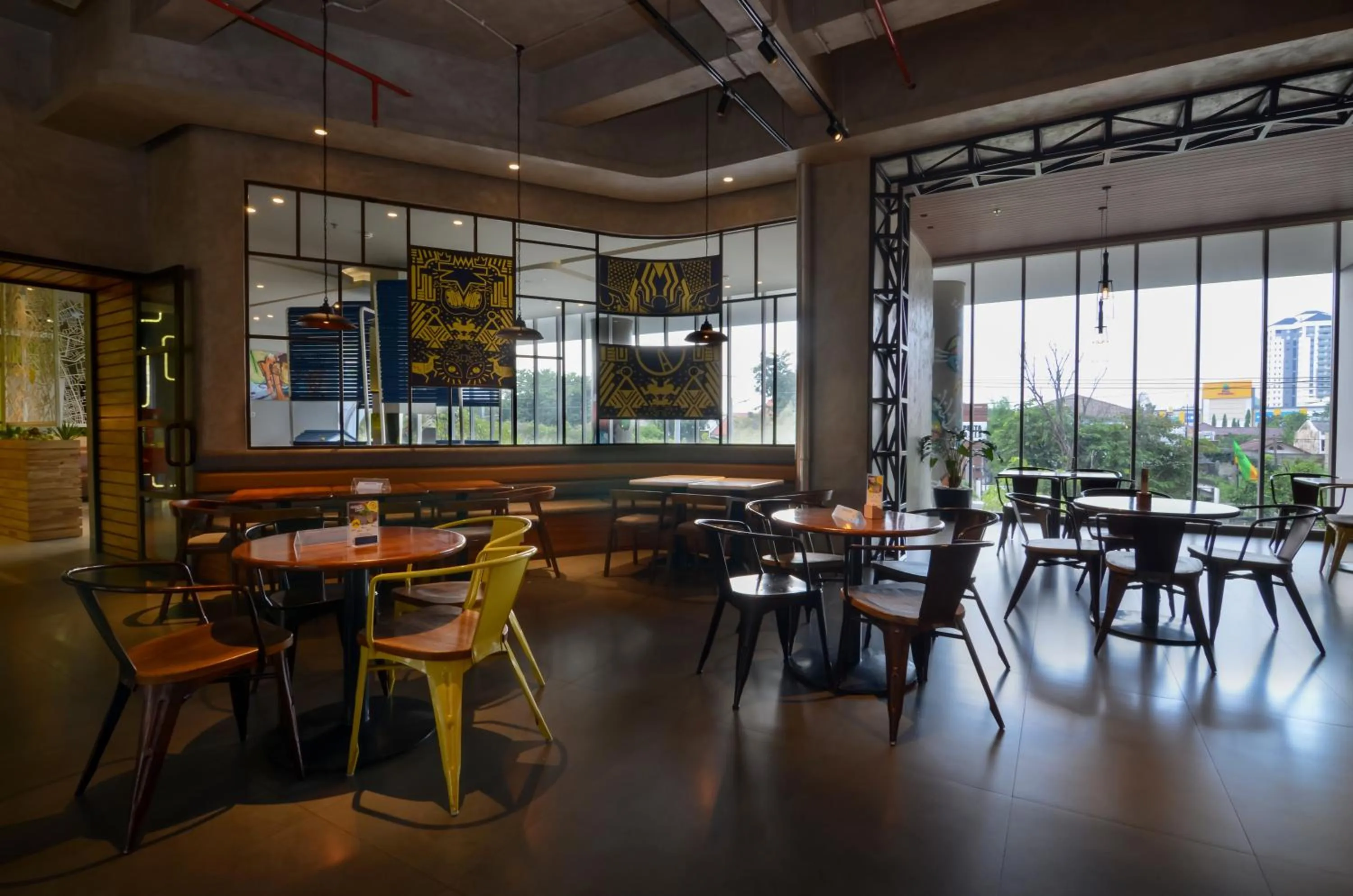 Restaurant/places to eat in Yello Hotel Jemursari