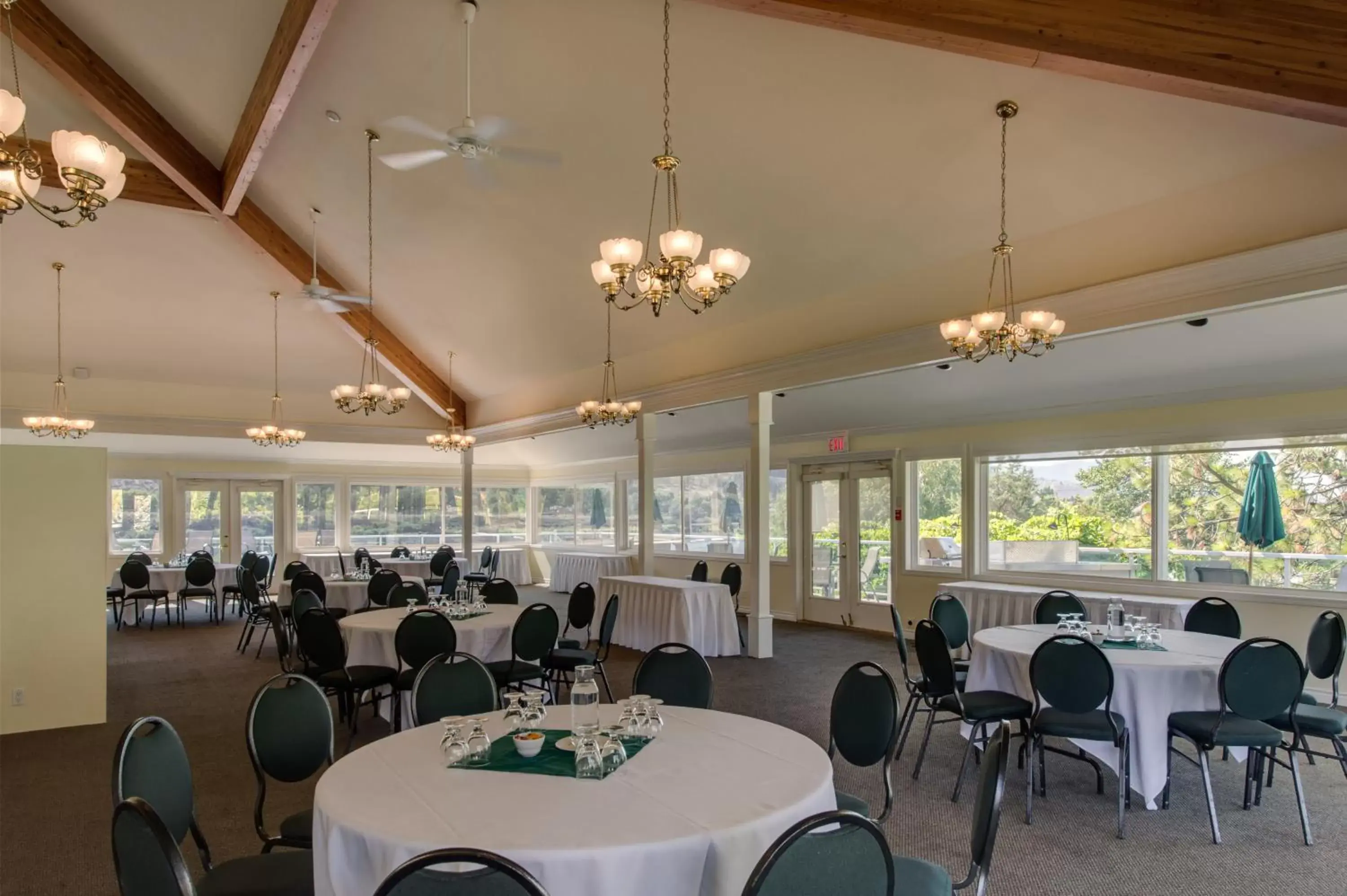 Restaurant/Places to Eat in South Thompson Inn & Conference Centre