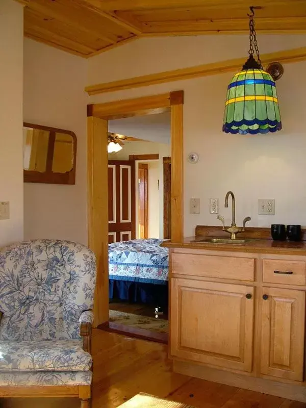 Kitchen/Kitchenette in Beach Cottage Inn