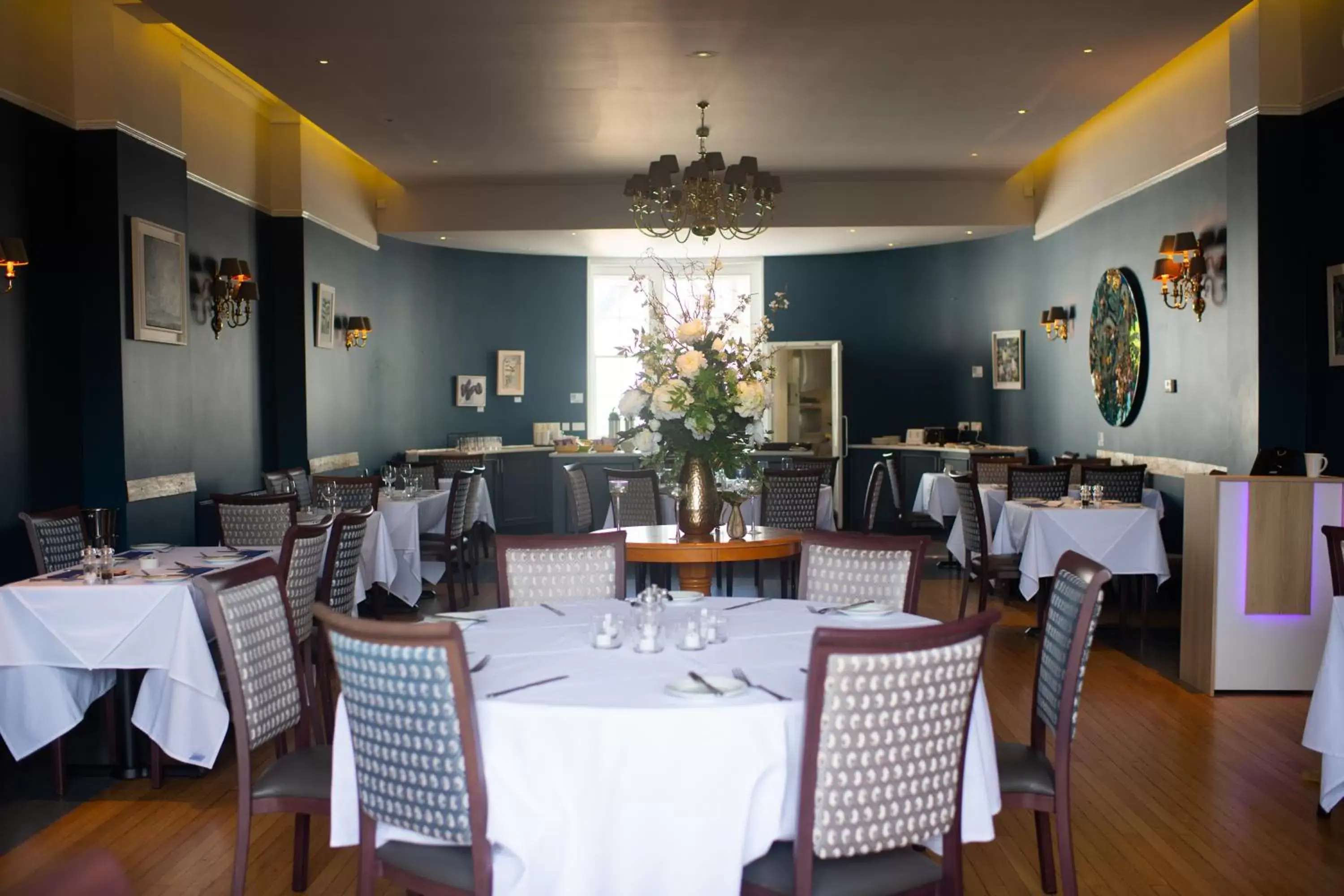 Restaurant/Places to Eat in Manor Hotel