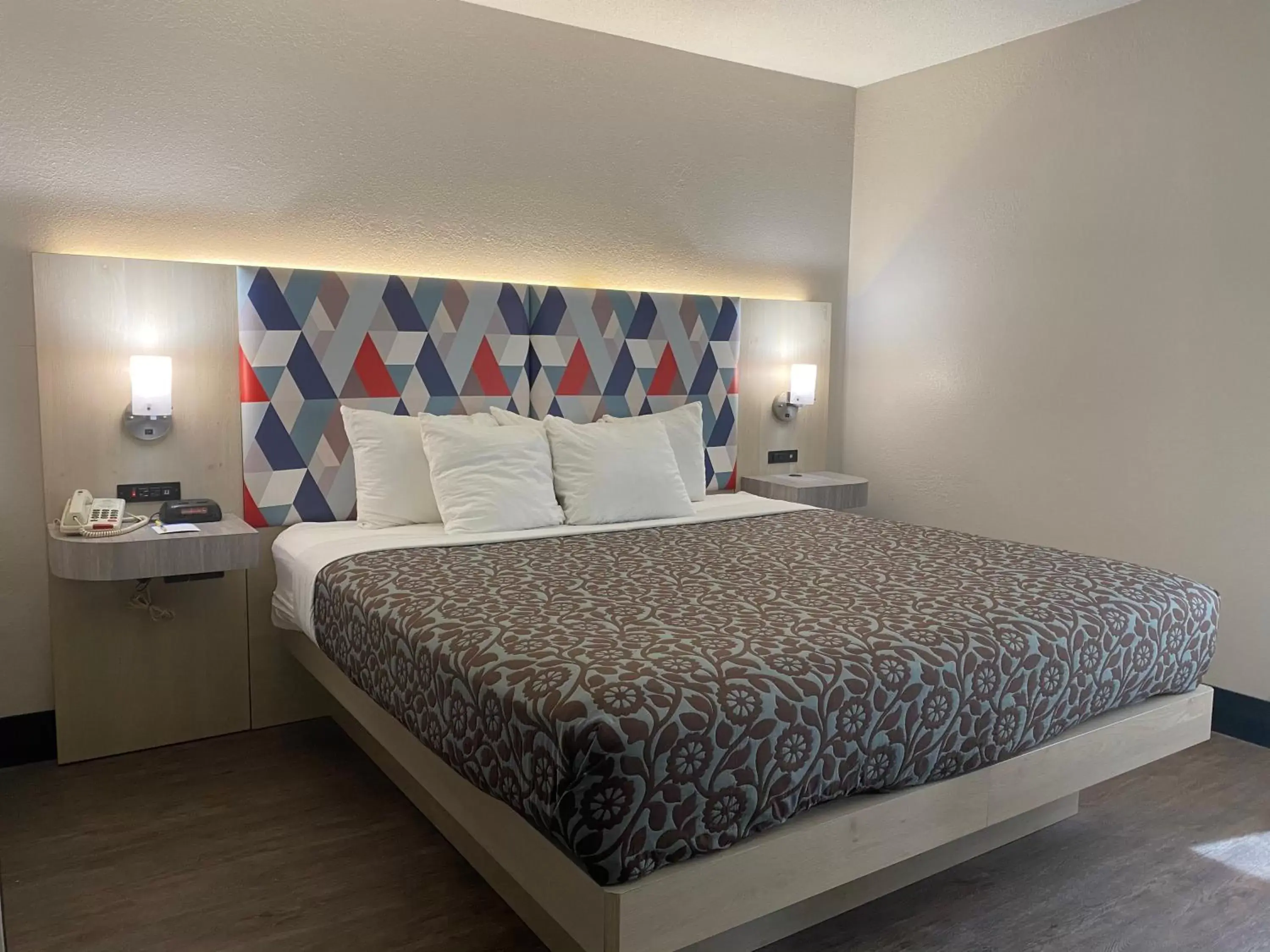 Bedroom, Bed in Days Inn & Suites by Wyndham Peachtree Corners Norcross