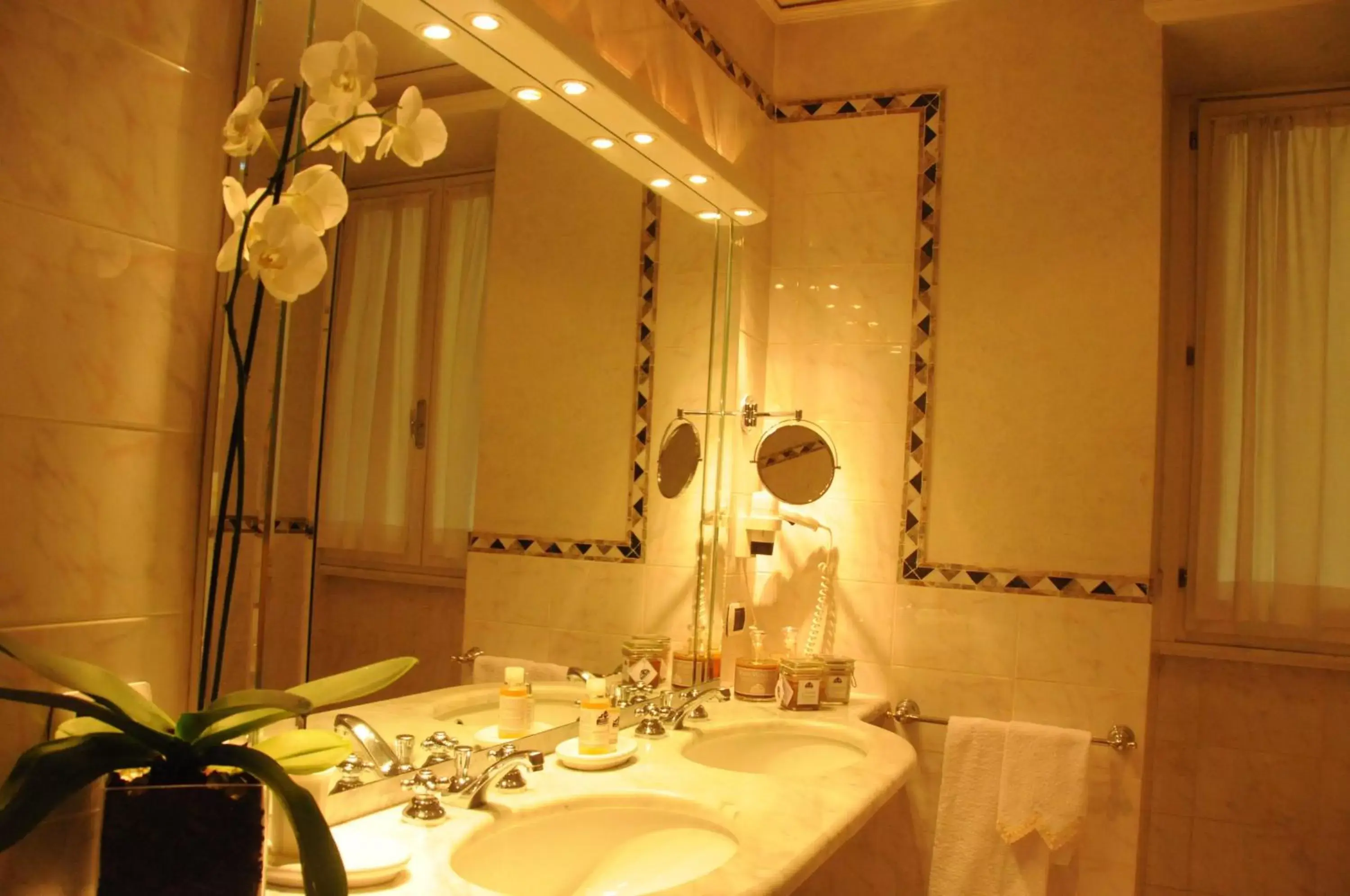 Bathroom in Hotel De La Ville