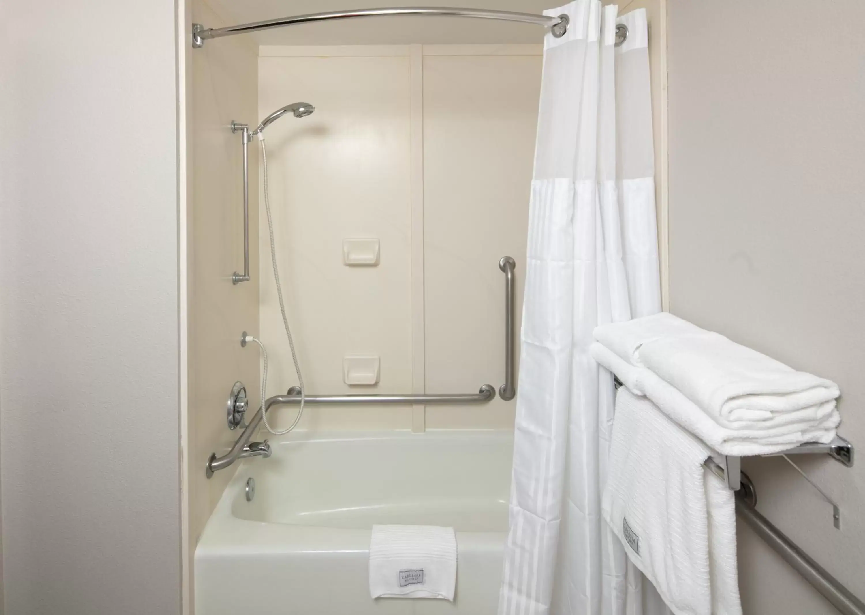 Shower, Bathroom in Red Lion Inn & Suites Deschutes River - Bend
