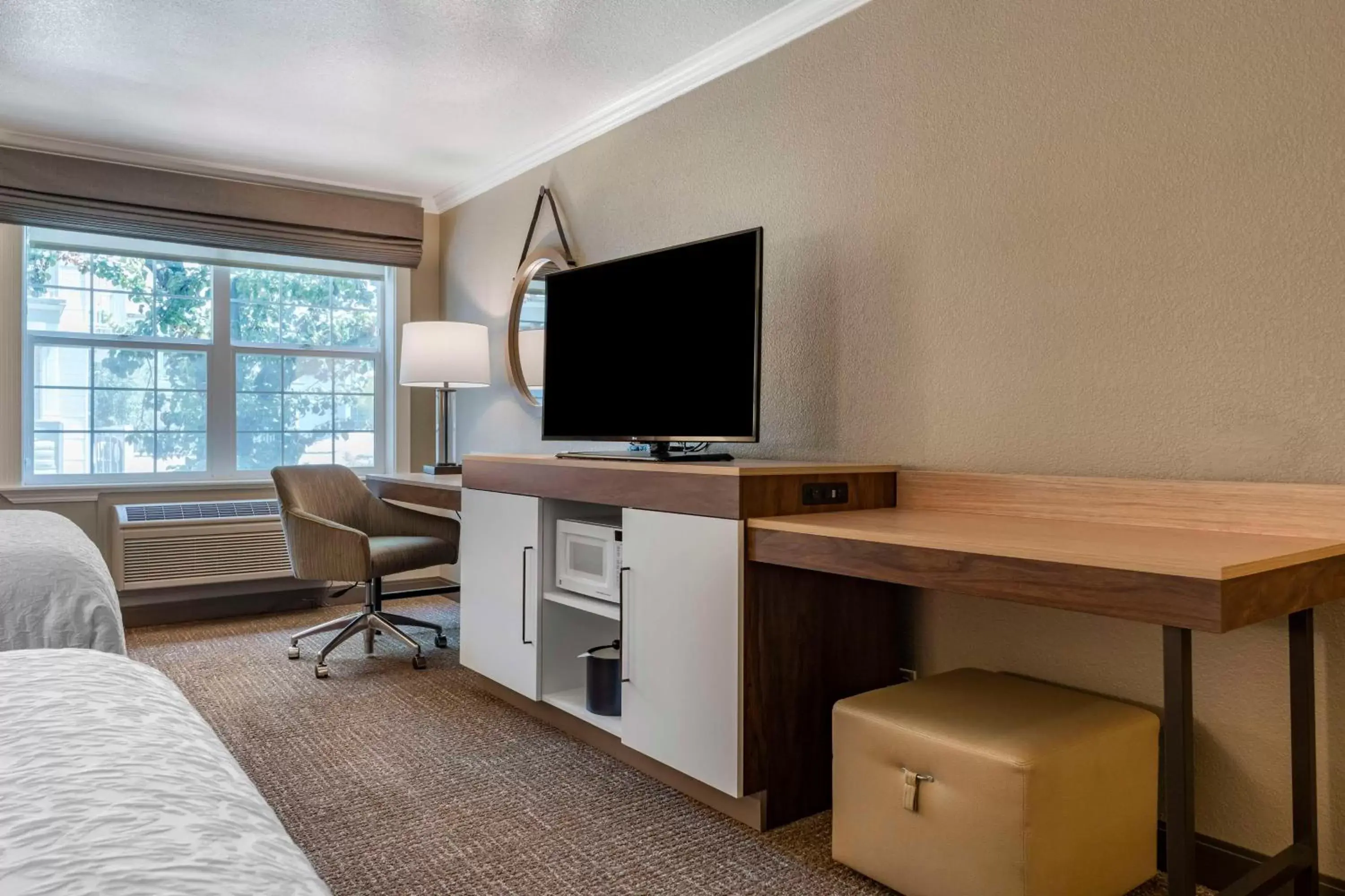 Bedroom, TV/Entertainment Center in Hampton Inn Ukiah