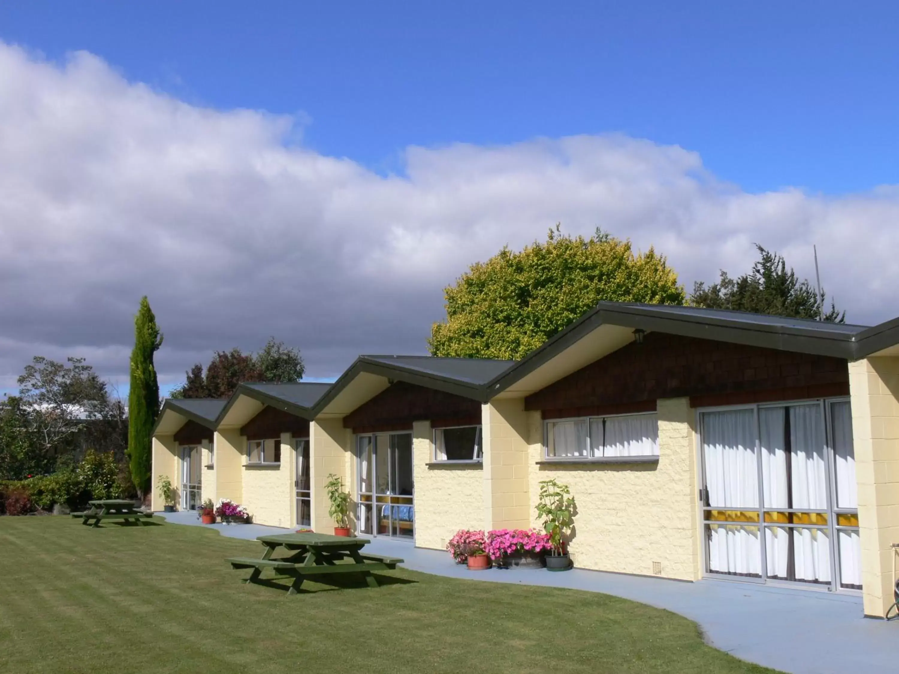 Facade/entrance, Property Building in Alpine View Motel