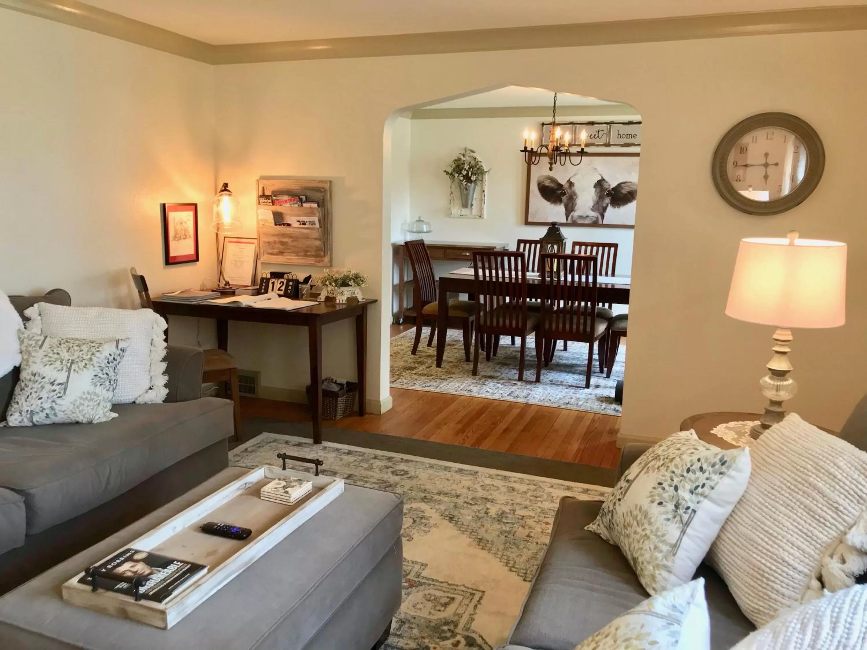 Communal lounge/ TV room, Seating Area in The Little Italy of Niagara Falls Bed & Breakfast