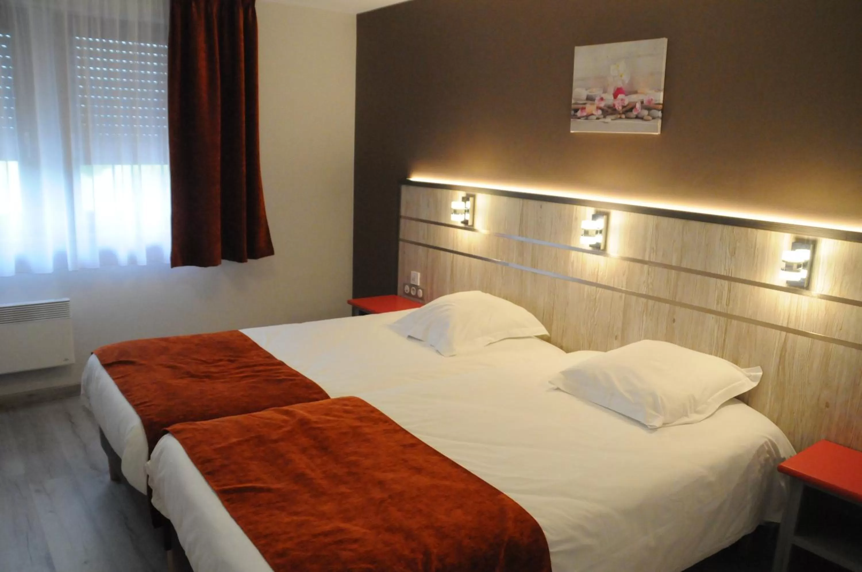 Bed in Hotel Restaurant Au Parc des Cigognes