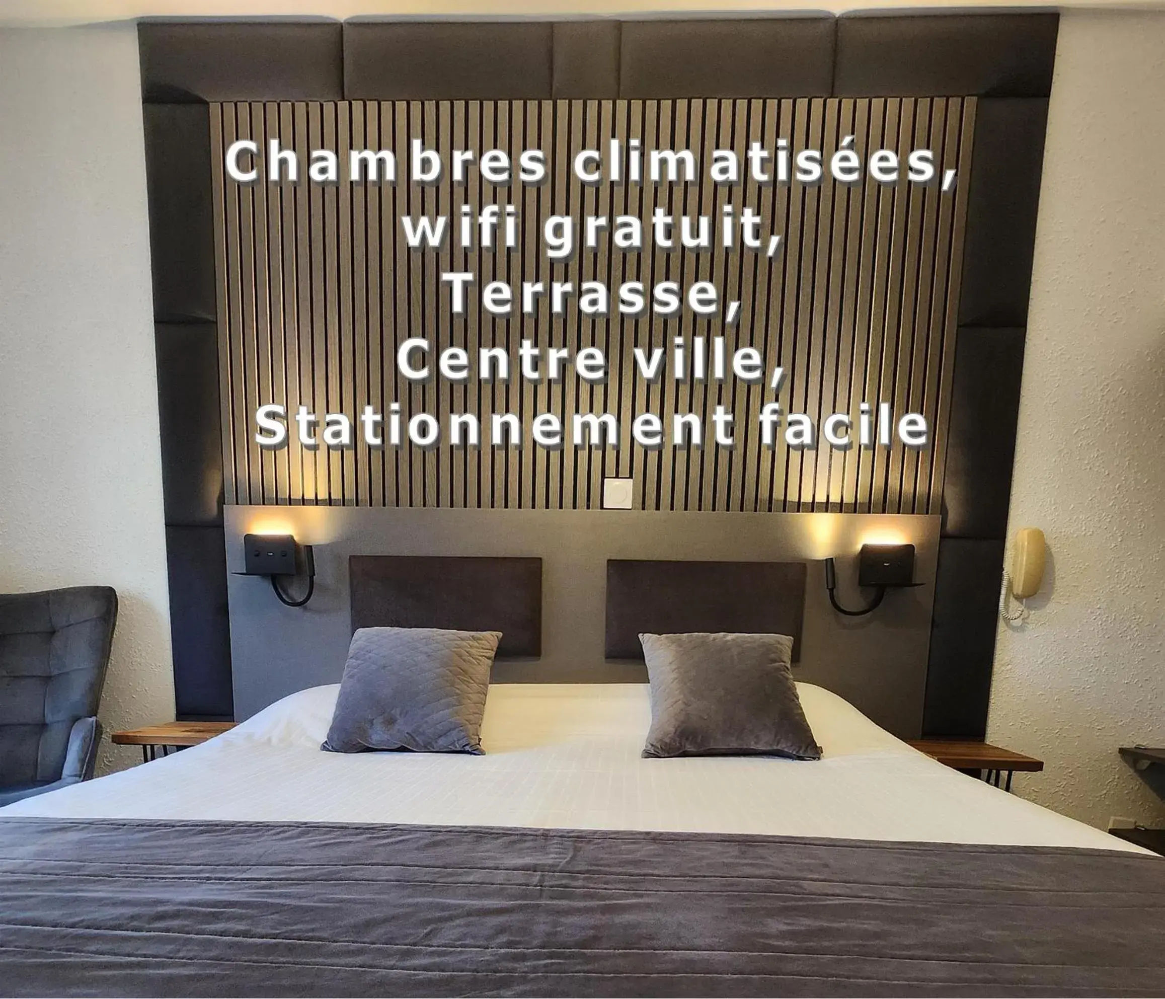 Property building, Bed in Cit'Hotel Le Cheval Blanc