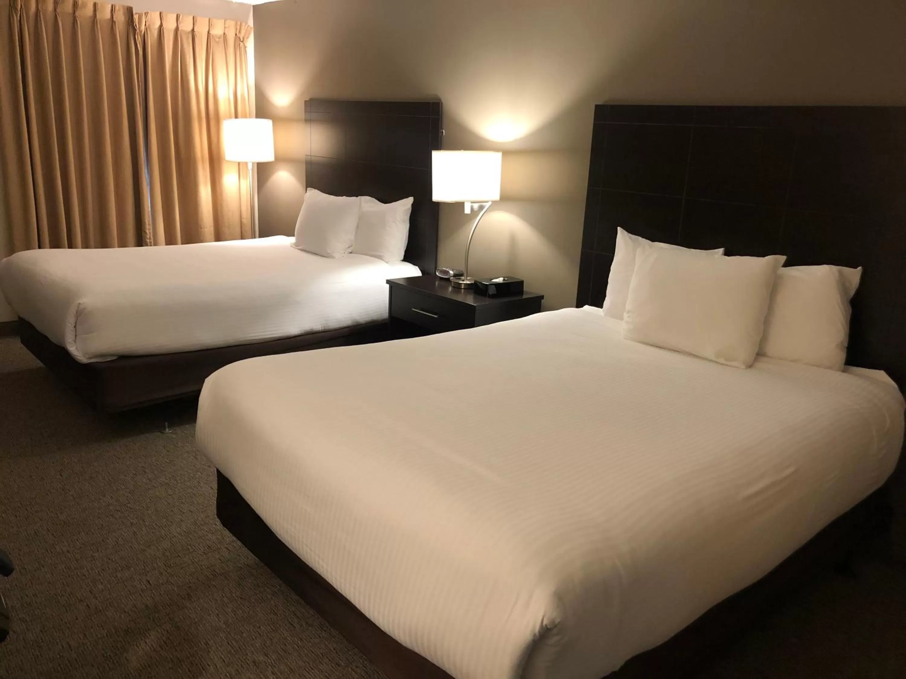 Photo of the whole room, Bed in Ramada by Wyndham Lindsay