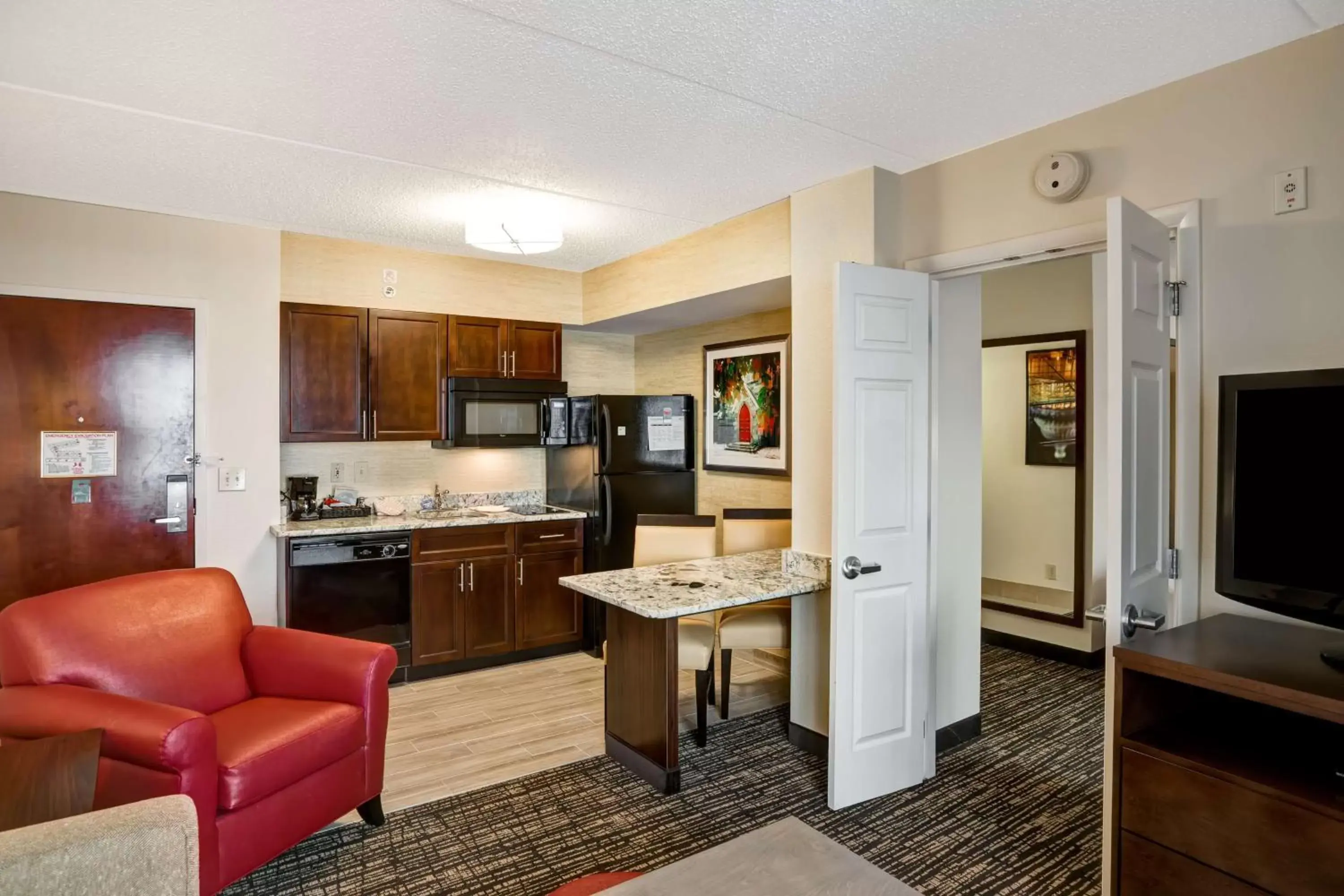 Living room, Kitchen/Kitchenette in Homewood Suites by Hilton Washington, D.C. Downtown