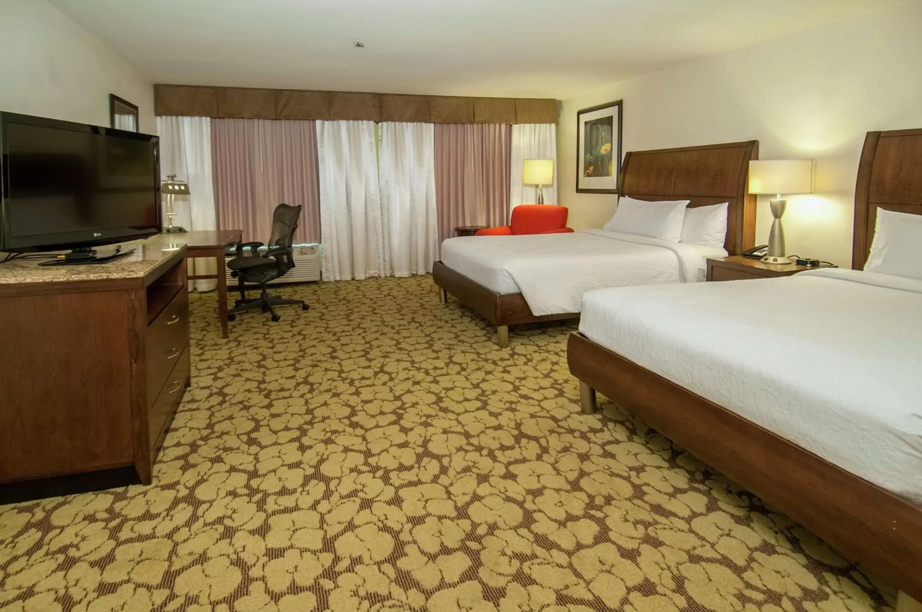 Bedroom, TV/Entertainment Center in Hilton Garden Inn New Orleans Airport