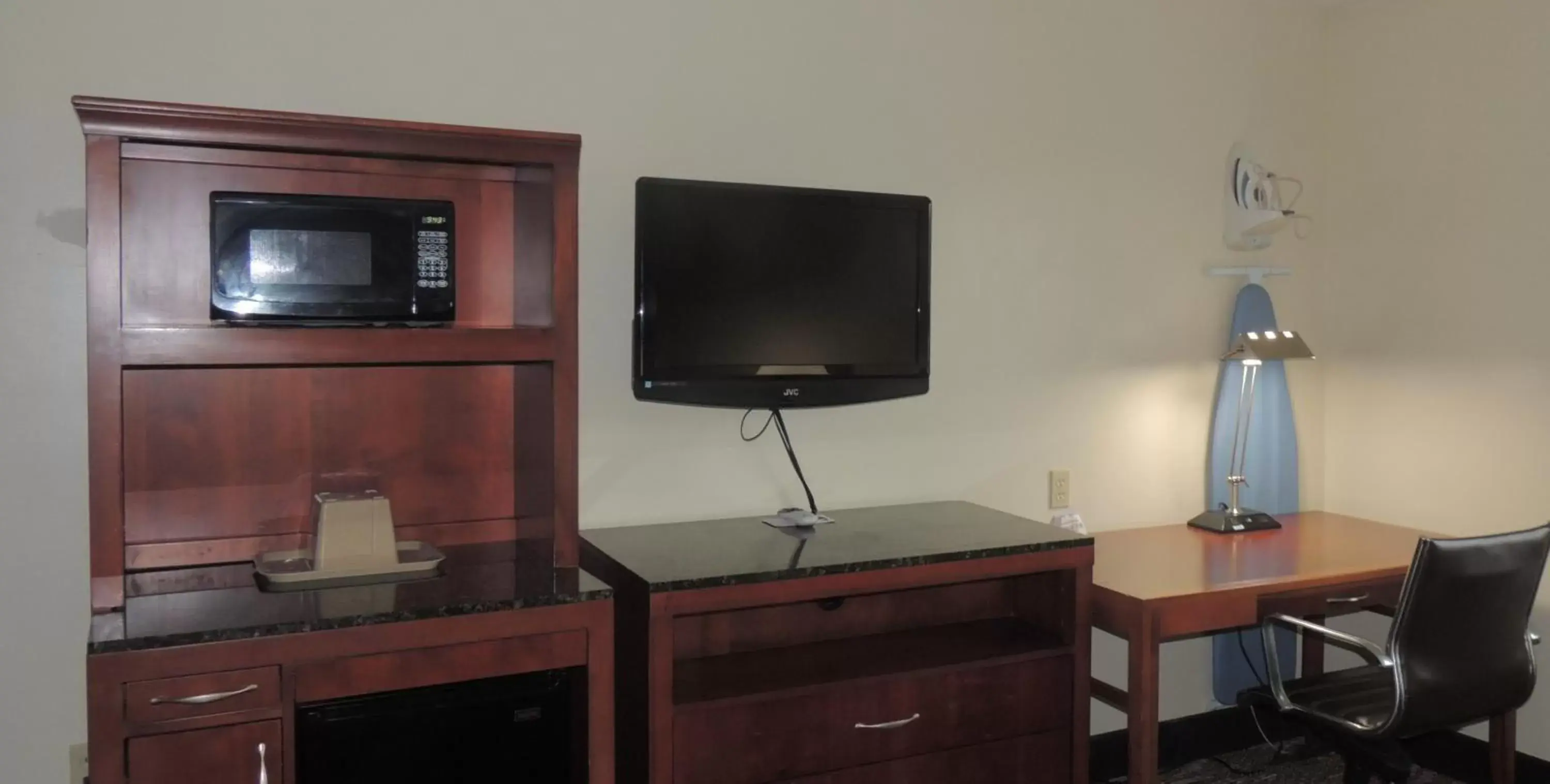 Bedroom, TV/Entertainment Center in Super 8 by Wyndham Mifflinville Near Bloomsburg