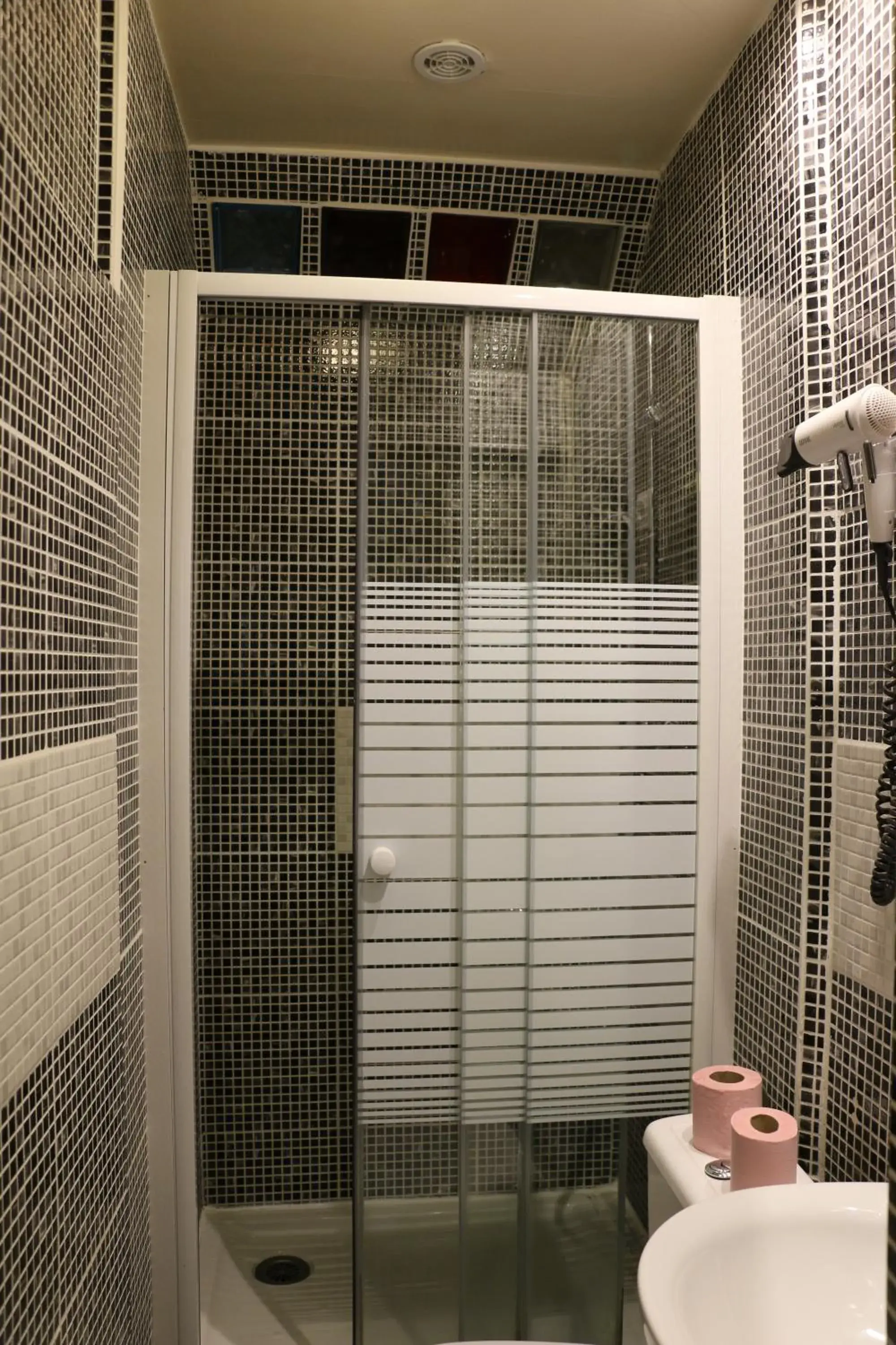 Shower, Bathroom in Grand Hotel De Clermont
