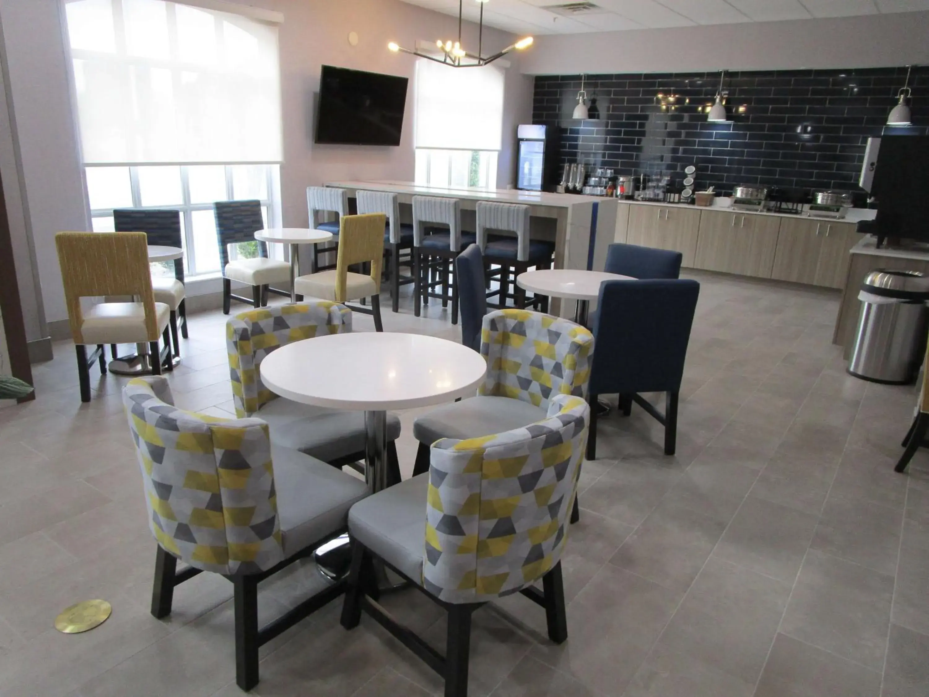 Breakfast, Lounge/Bar in Best Western Plus Oklahoma City Northwest Inn & Suites