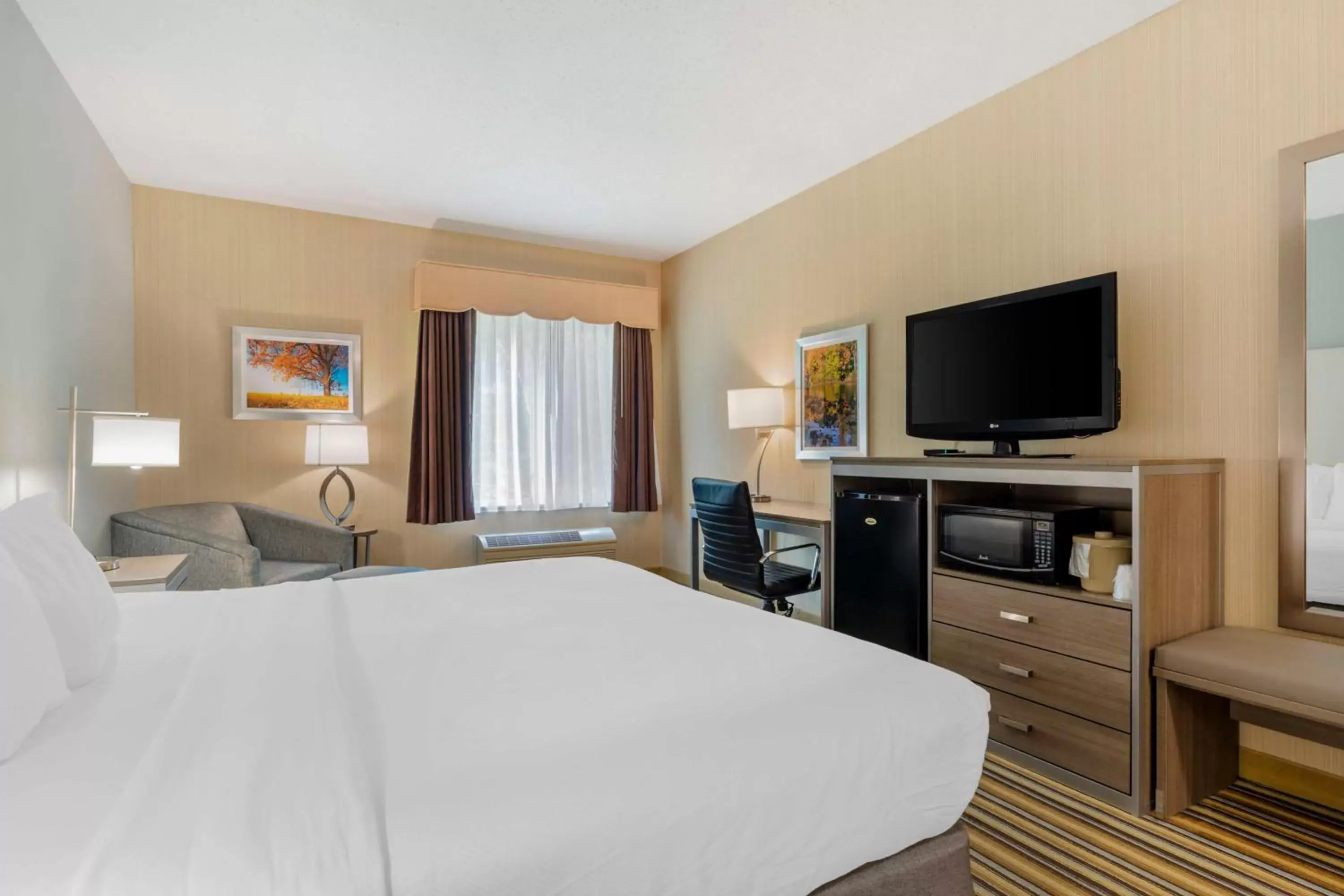 Bedroom, Bed in Best Western Plus New England Inn & Suites