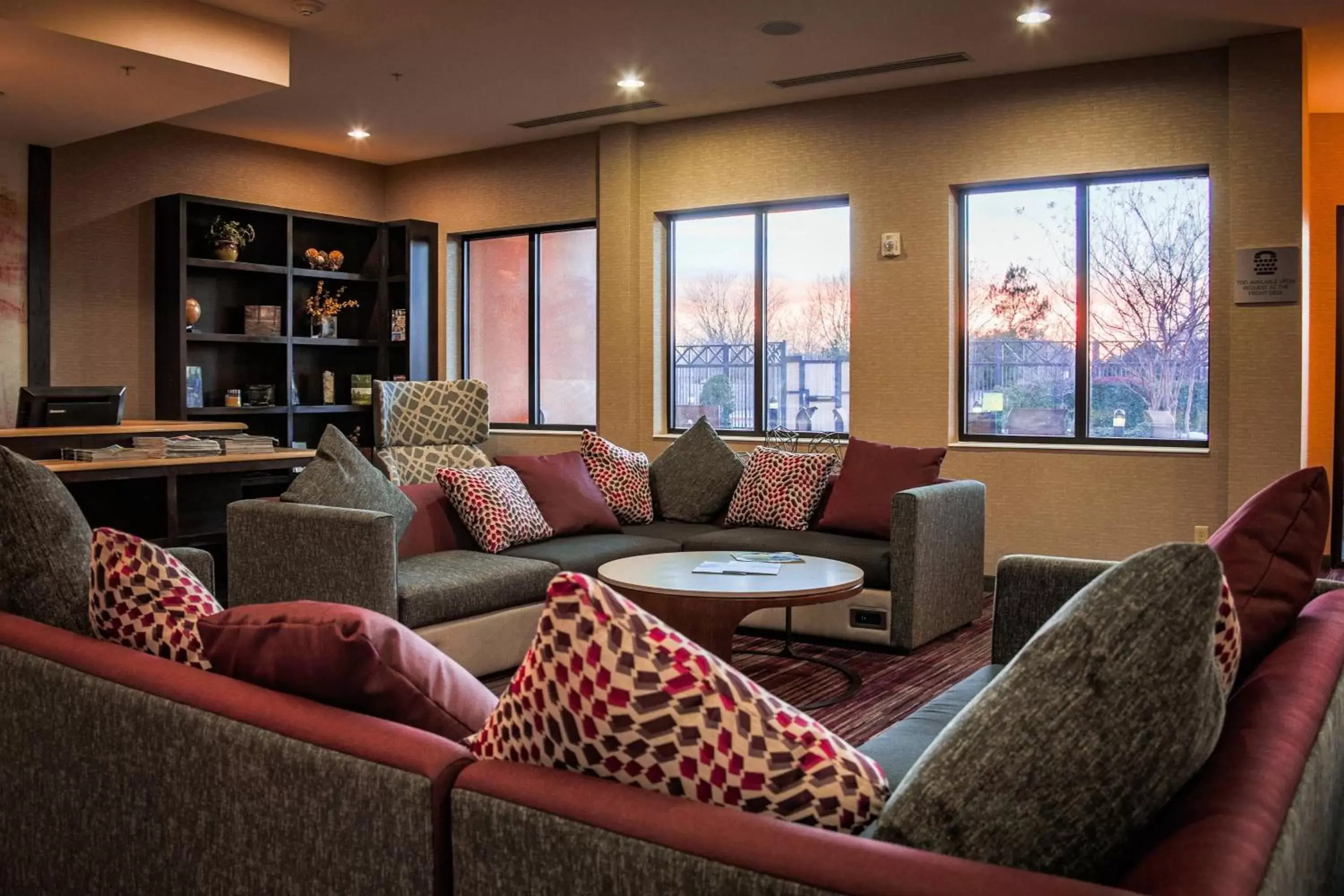 Lobby or reception, Seating Area in Courtyard by Marriott Norman