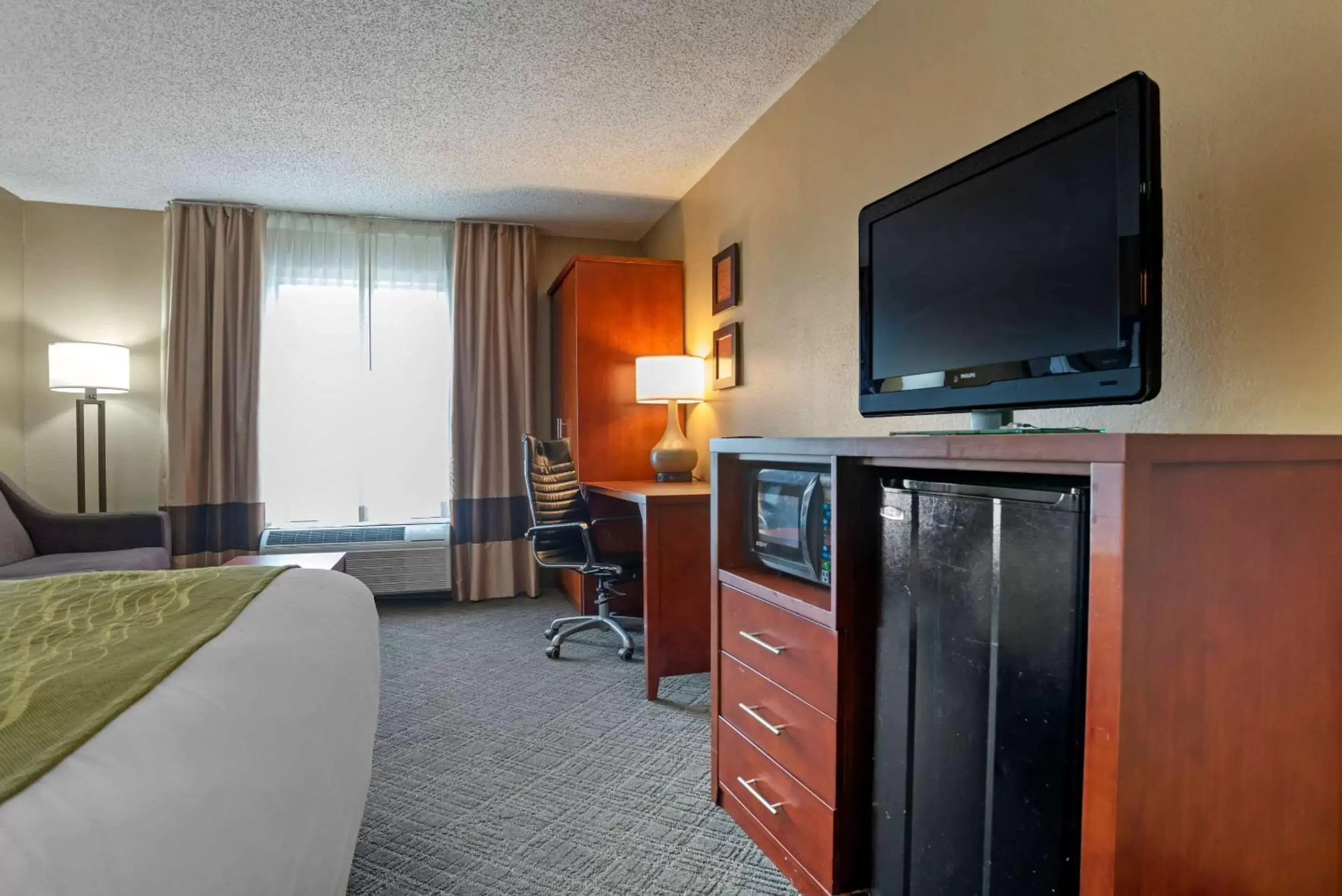 Photo of the whole room, TV/Entertainment Center in Comfort Inn University Area