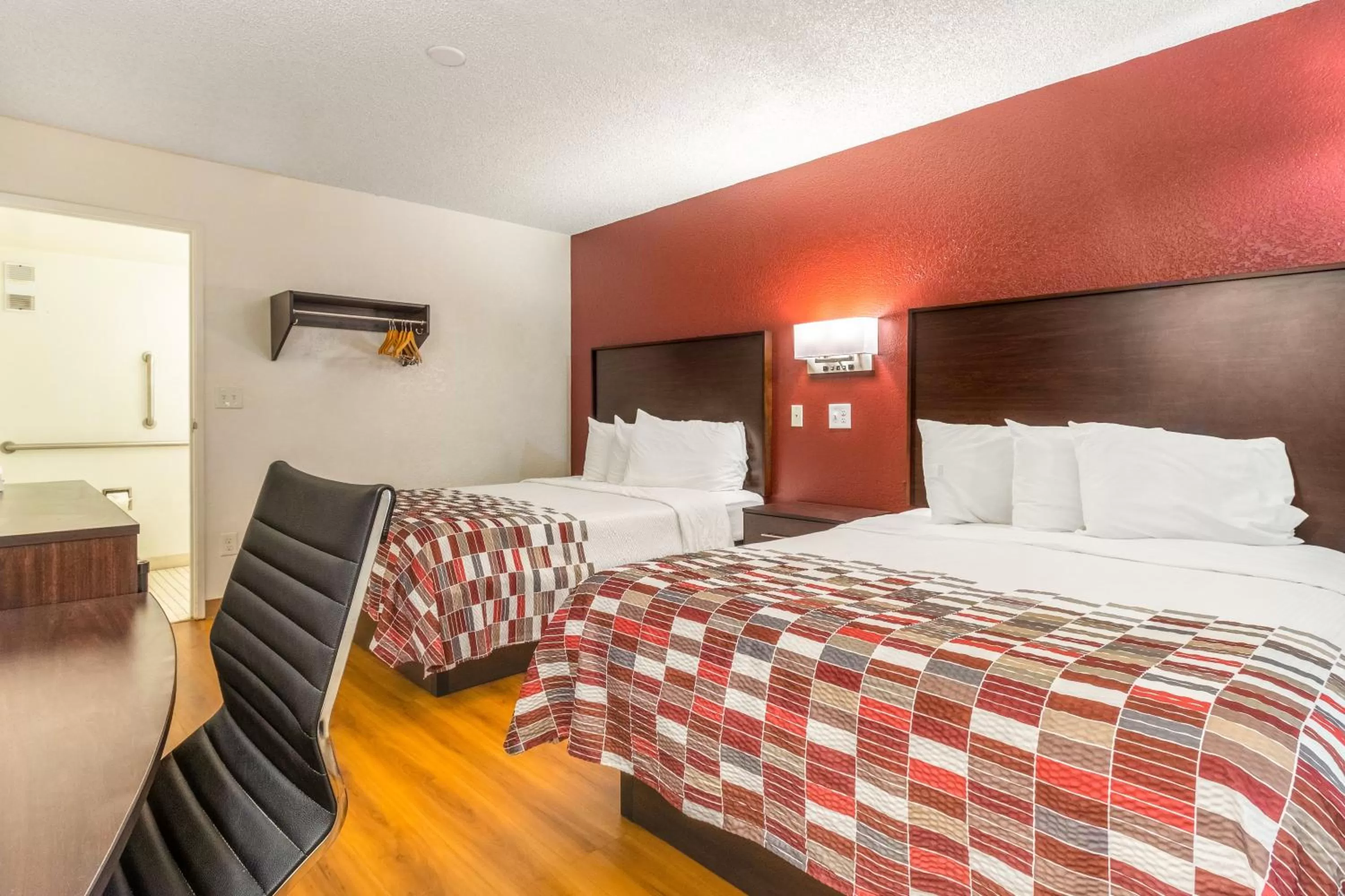 Photo of the whole room, Bed in Red Roof Inn Phoenix- Midtown