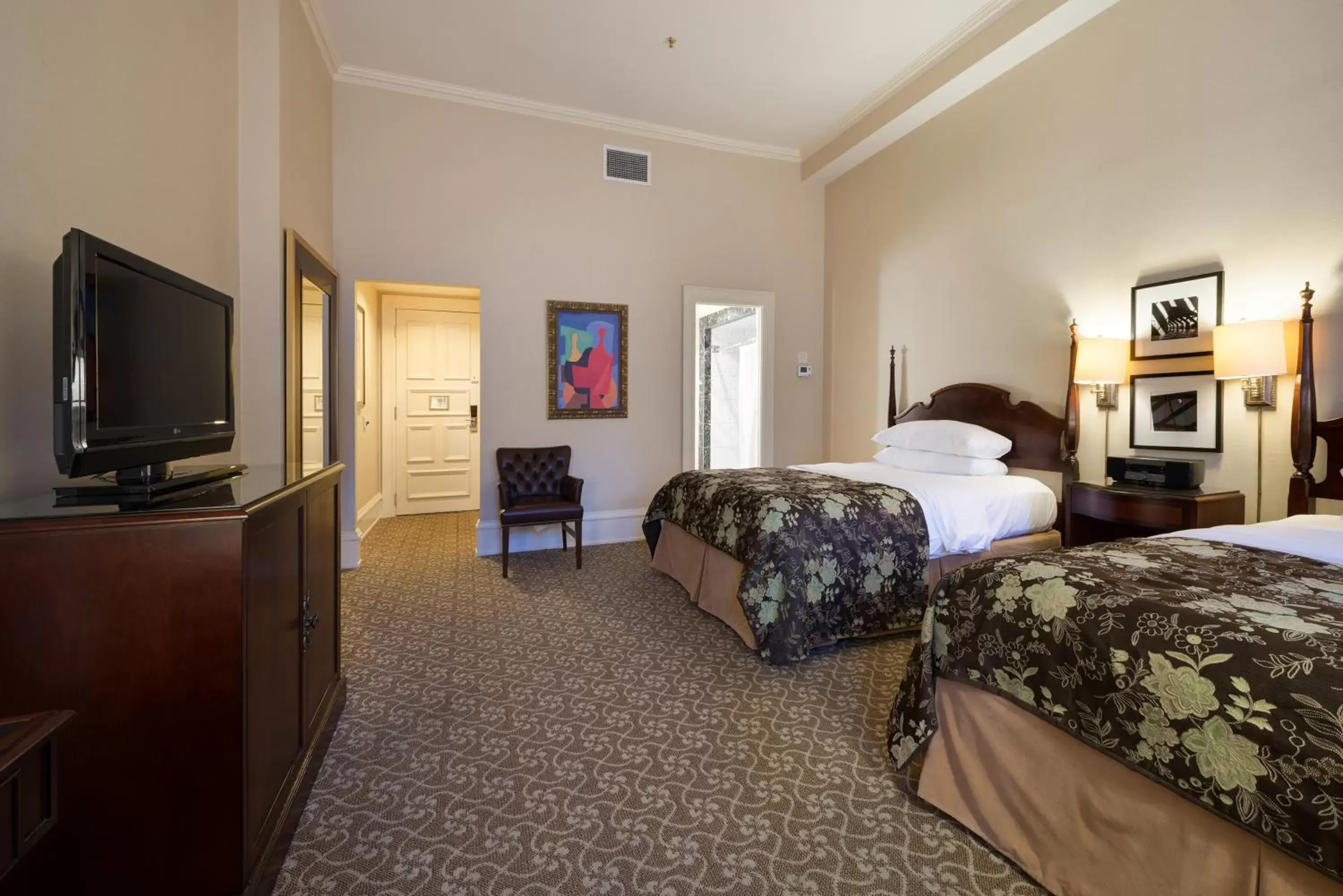 Bed, TV/Entertainment Center in The Pfister Hotel