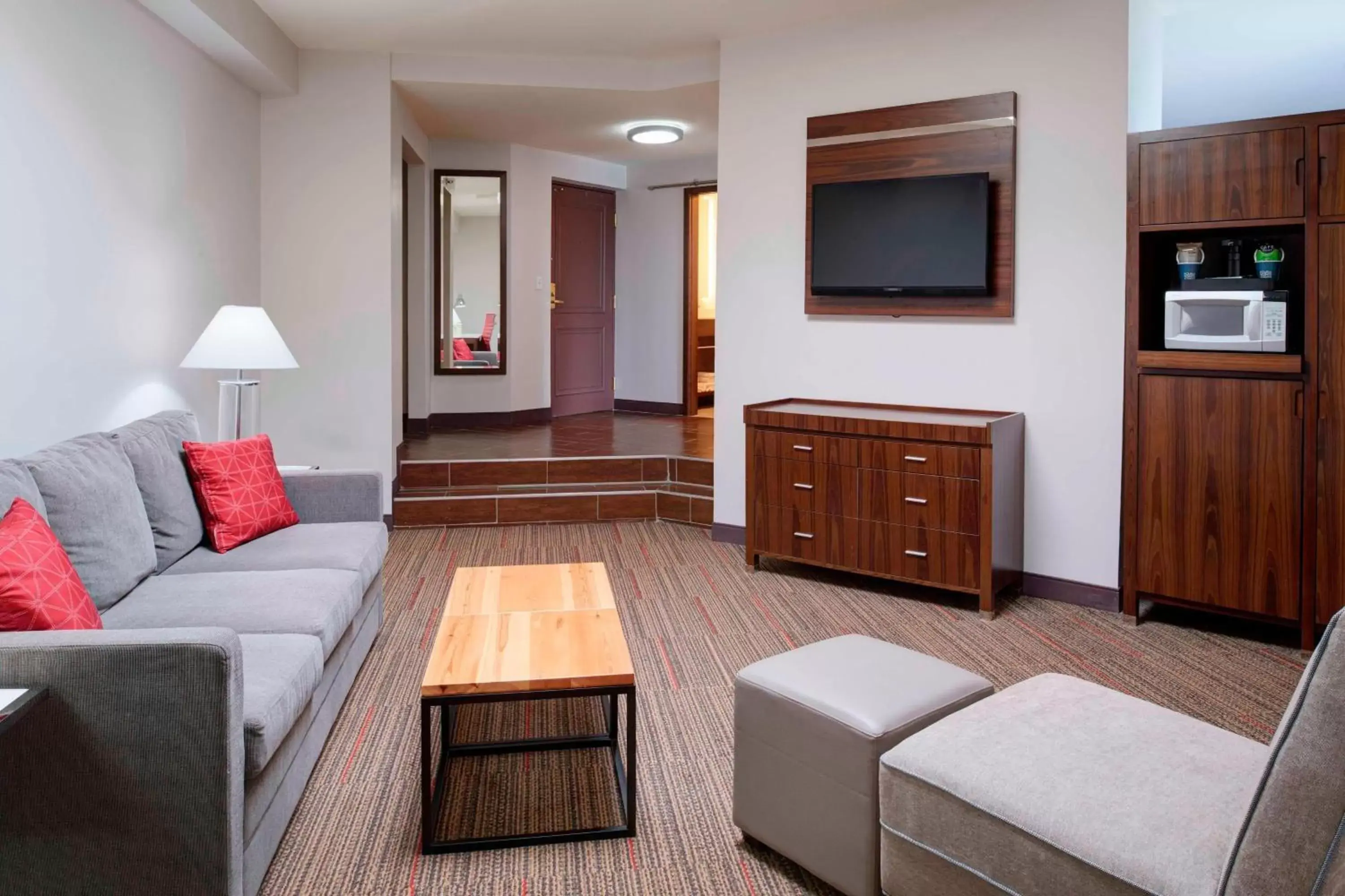 Photo of the whole room, Seating Area in Four Points by Sheraton Detroit Novi