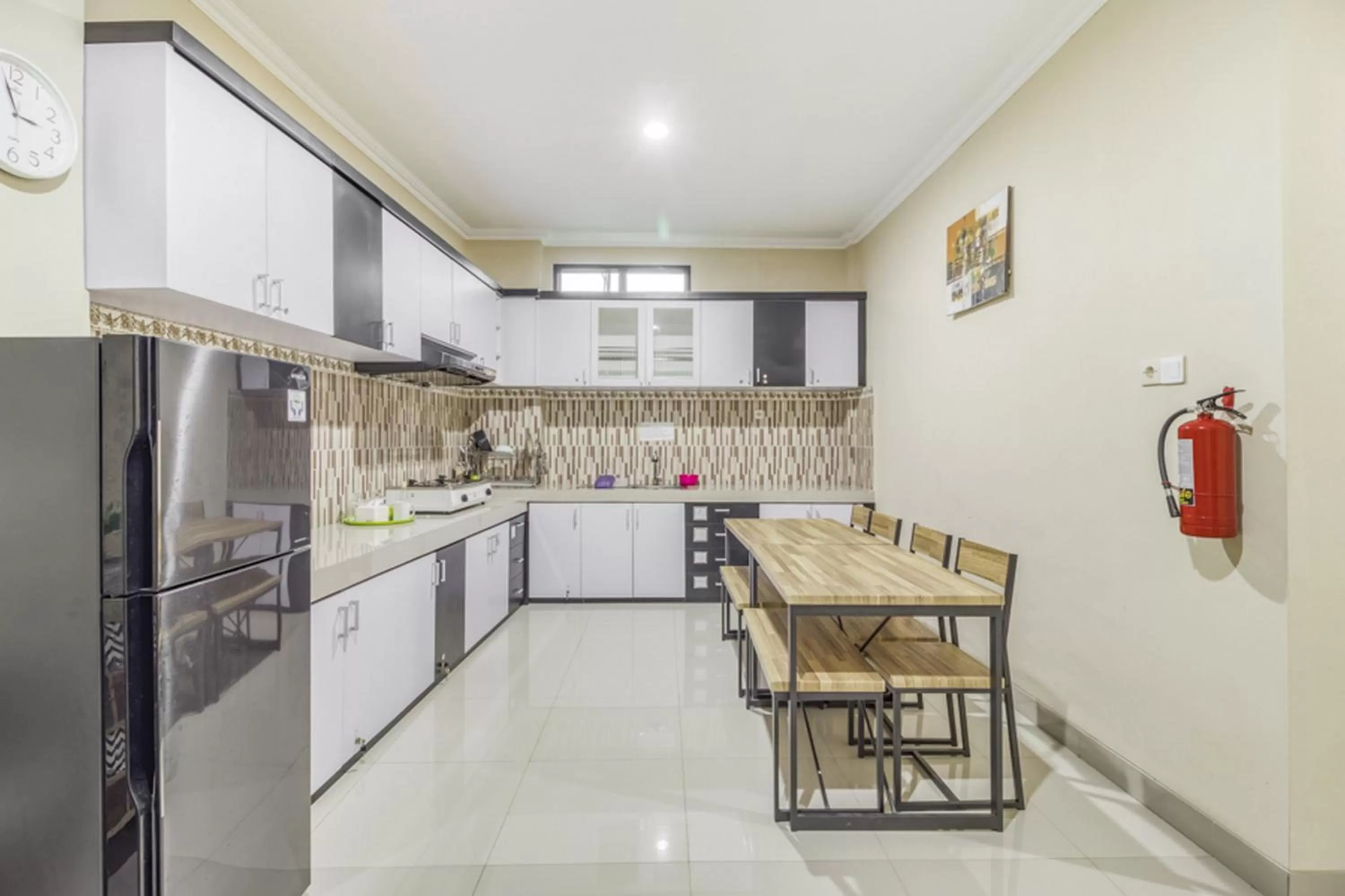 Kitchen or kitchenette in RedDoorz near Jogja National Museum