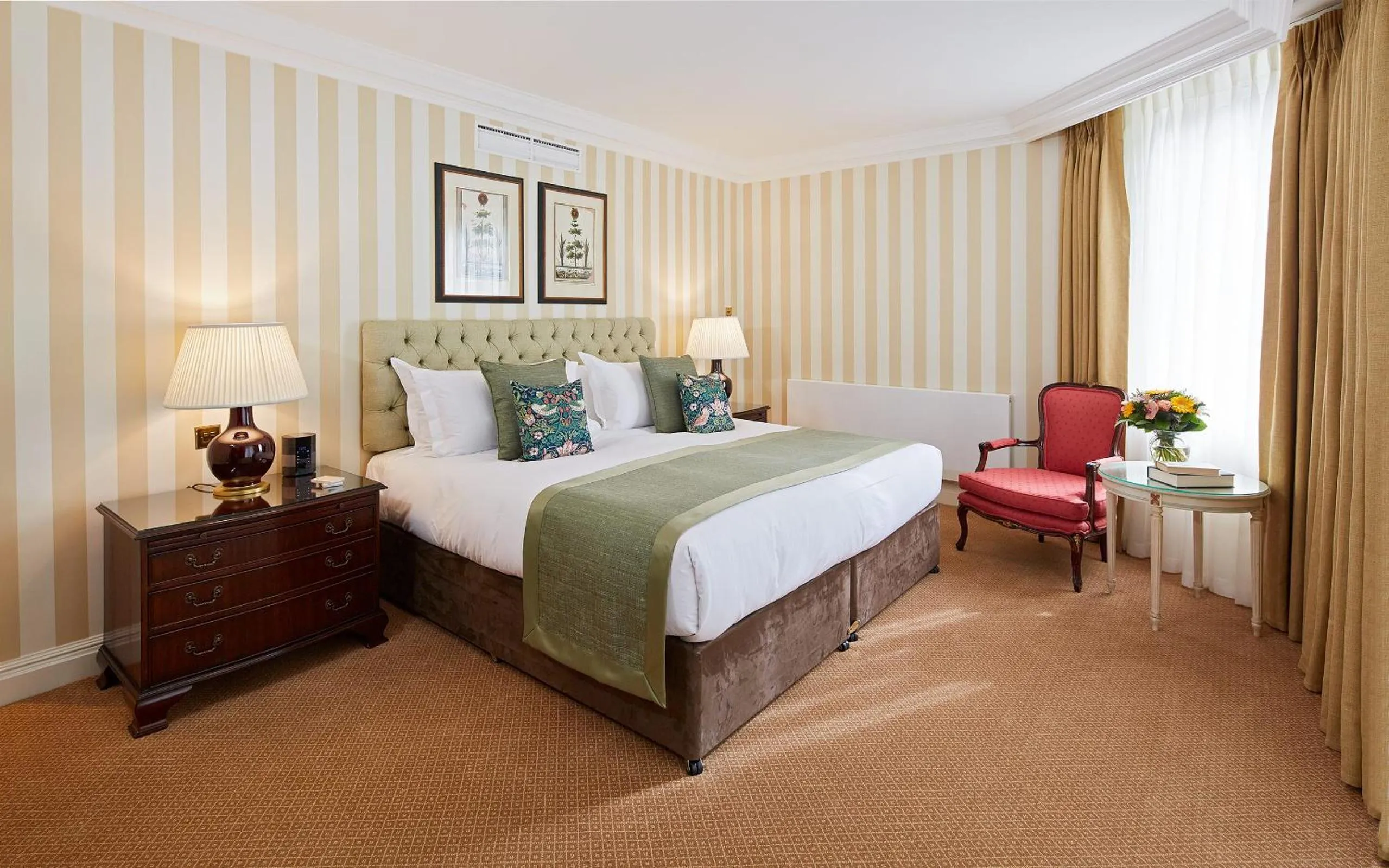 Bedroom, Bed in Cheval Thorney Court at Hyde Park