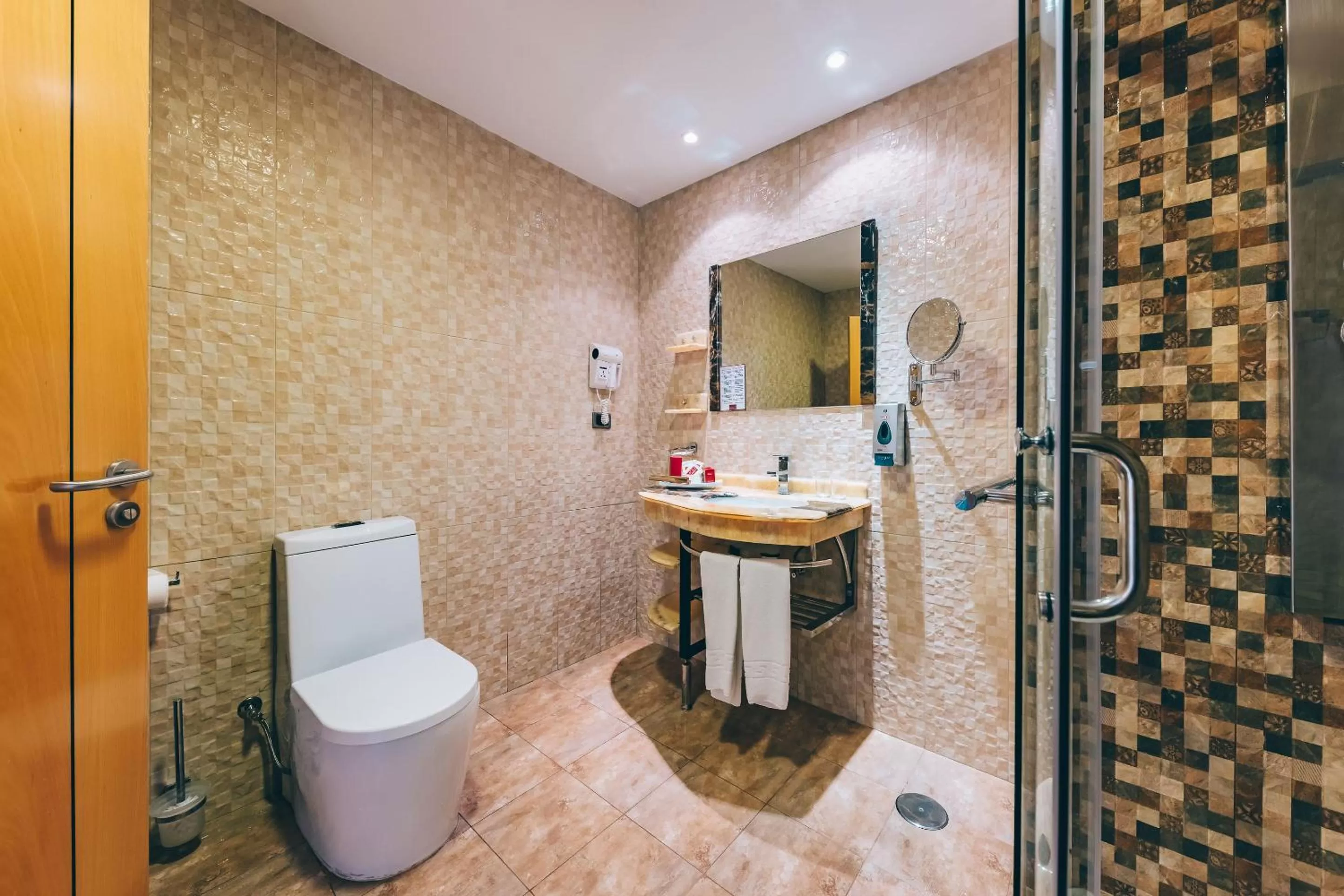 Toilet in Grand Muthu Golf Plaza Hotel & Spa