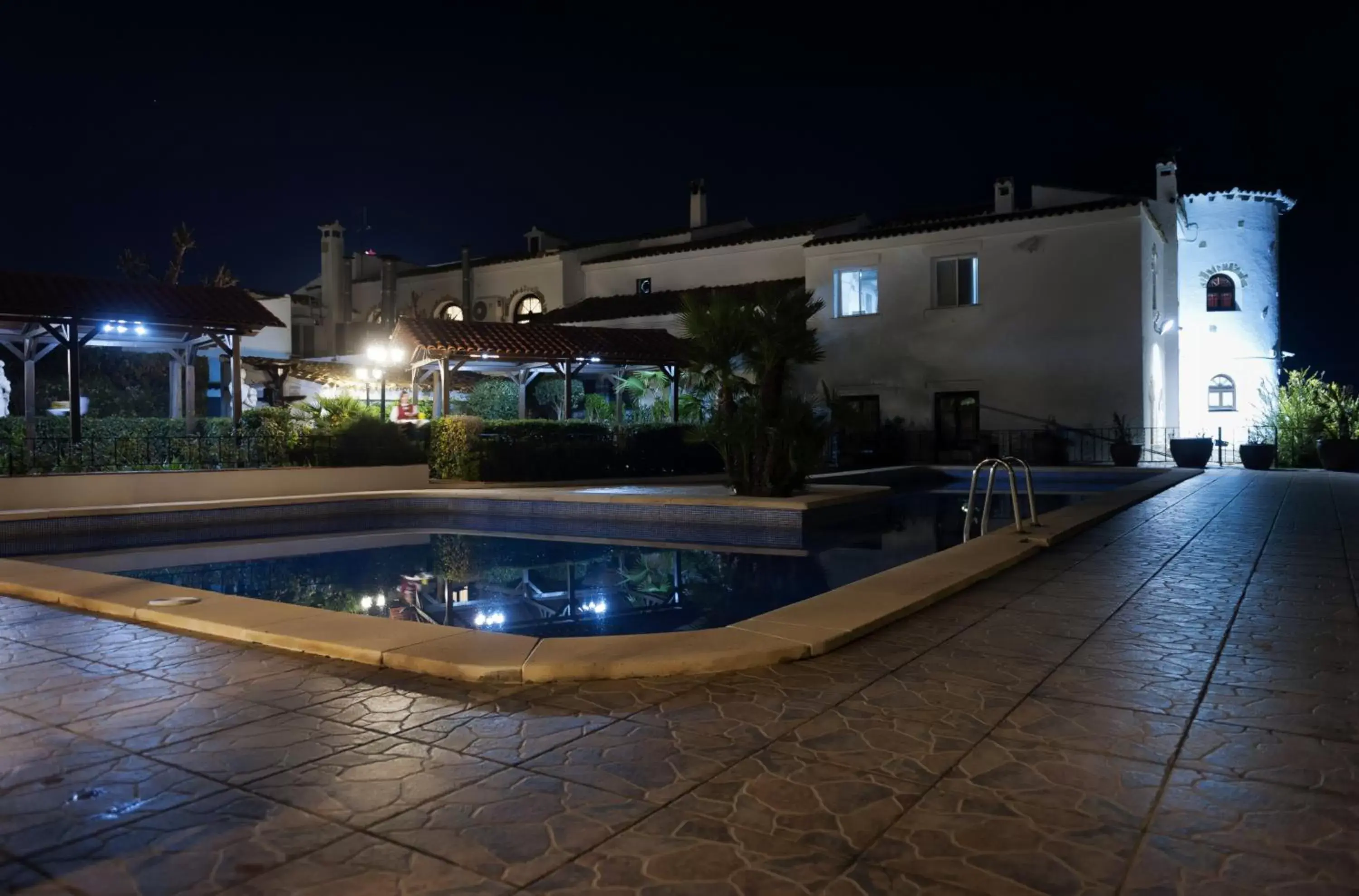 Night, Property Building in Hotel La Carreta