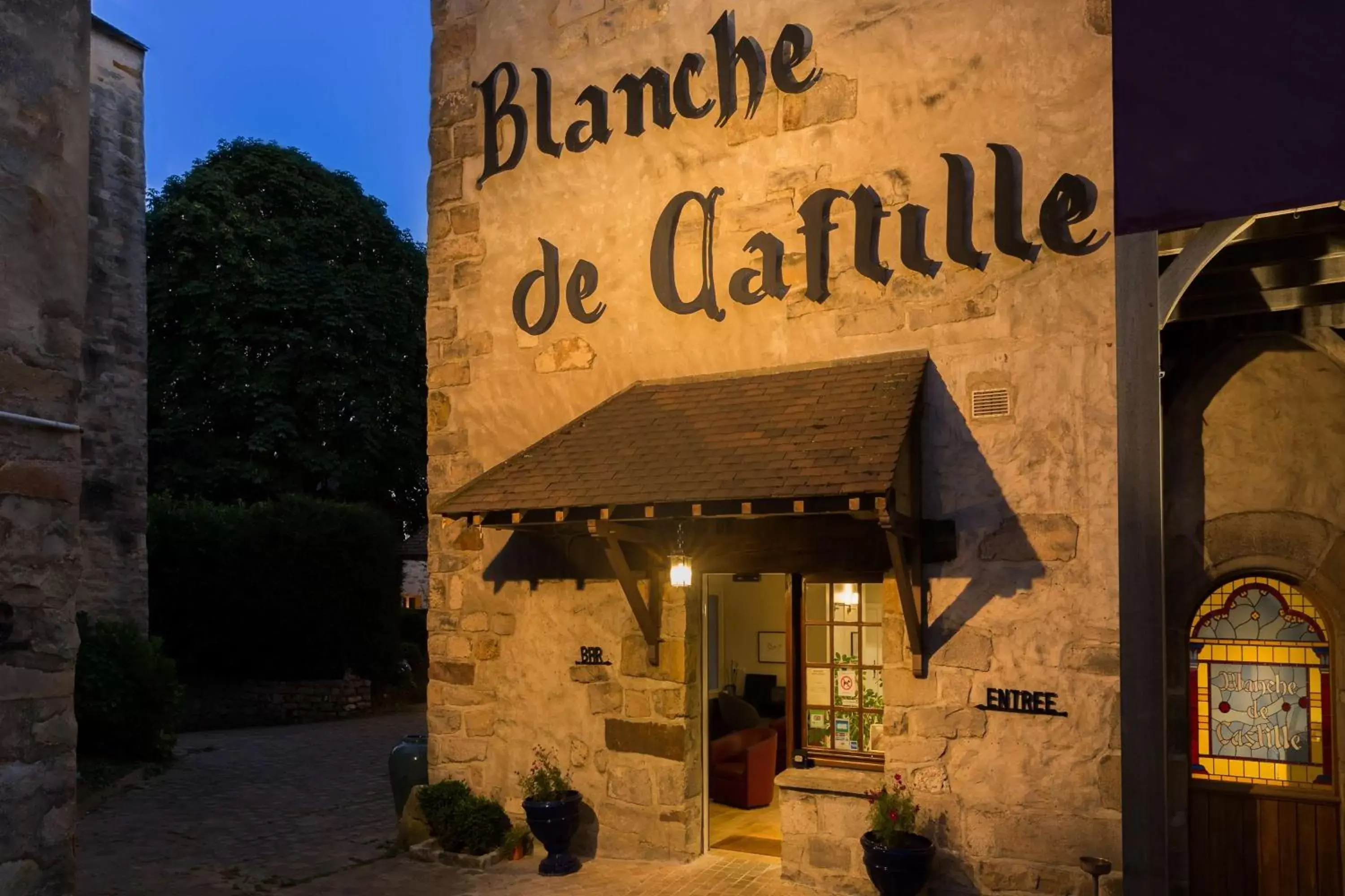 Property building in Best Western Blanche De Castille Dourdan