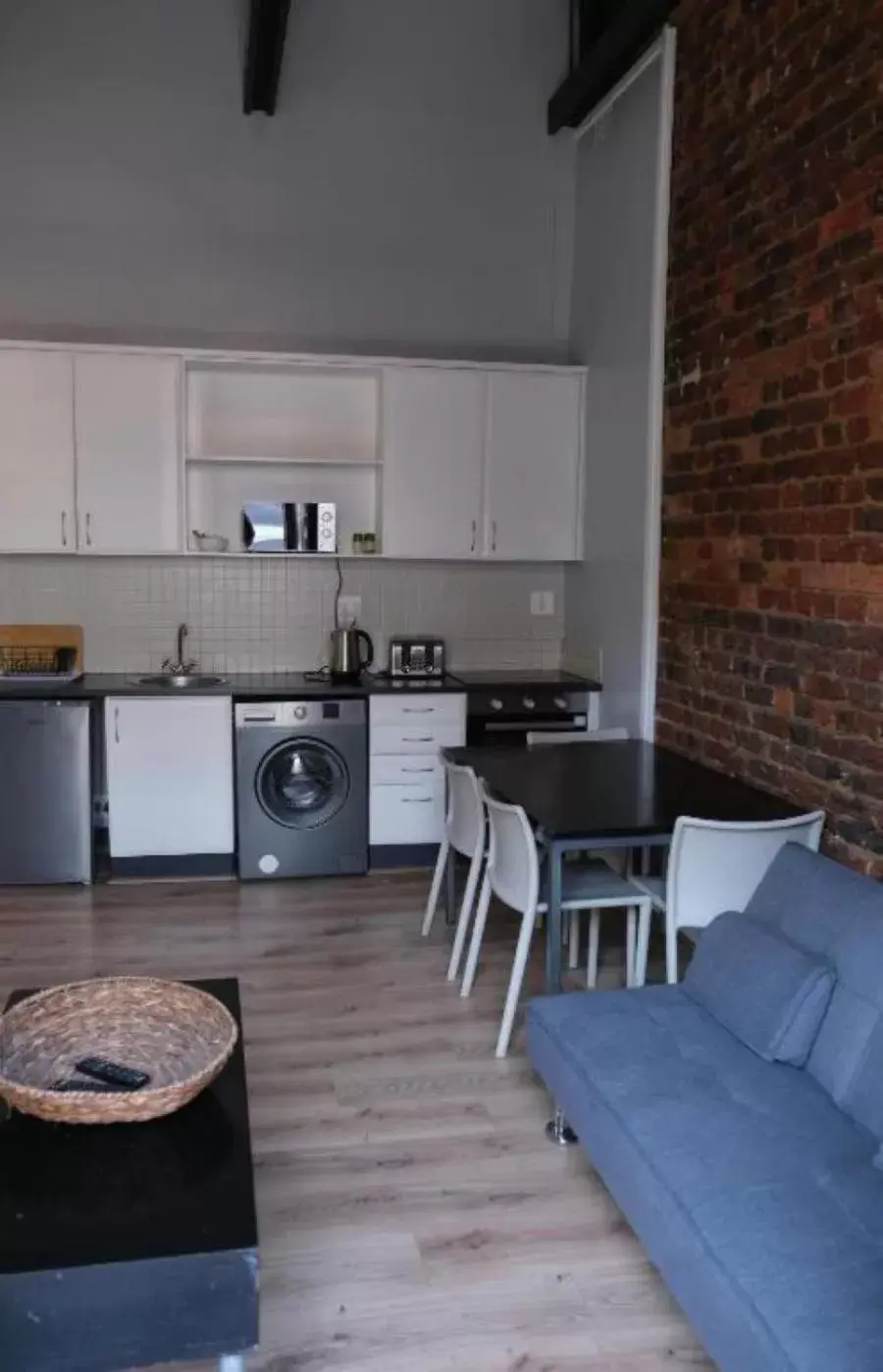 Living room, Kitchen/Kitchenette in Long Street Boutique Hotel