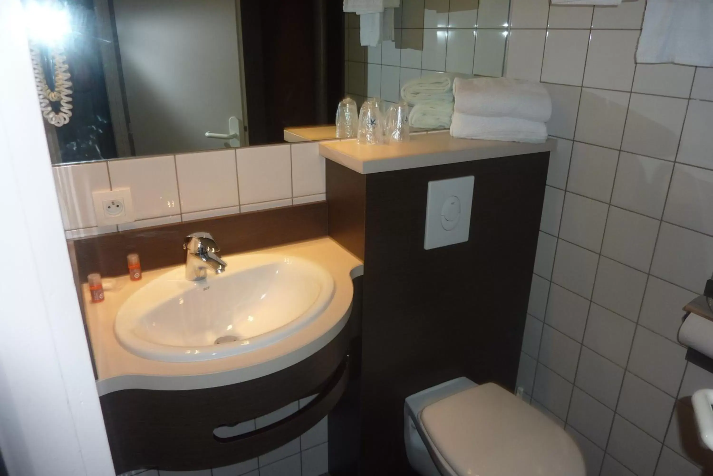 Bathroom in The Originals City, Hôtel Hélios, Roanne Nord (Inter-Hotel)
