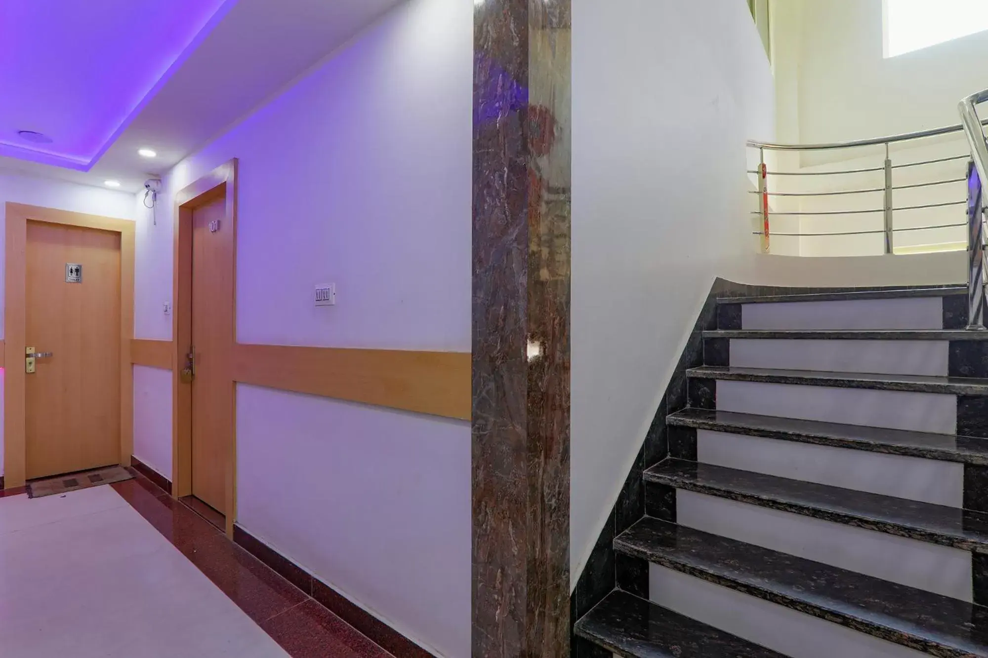 Lobby or reception in FabExpress Moti Mahal Lobby or reception in FabExpress Moti Mahal