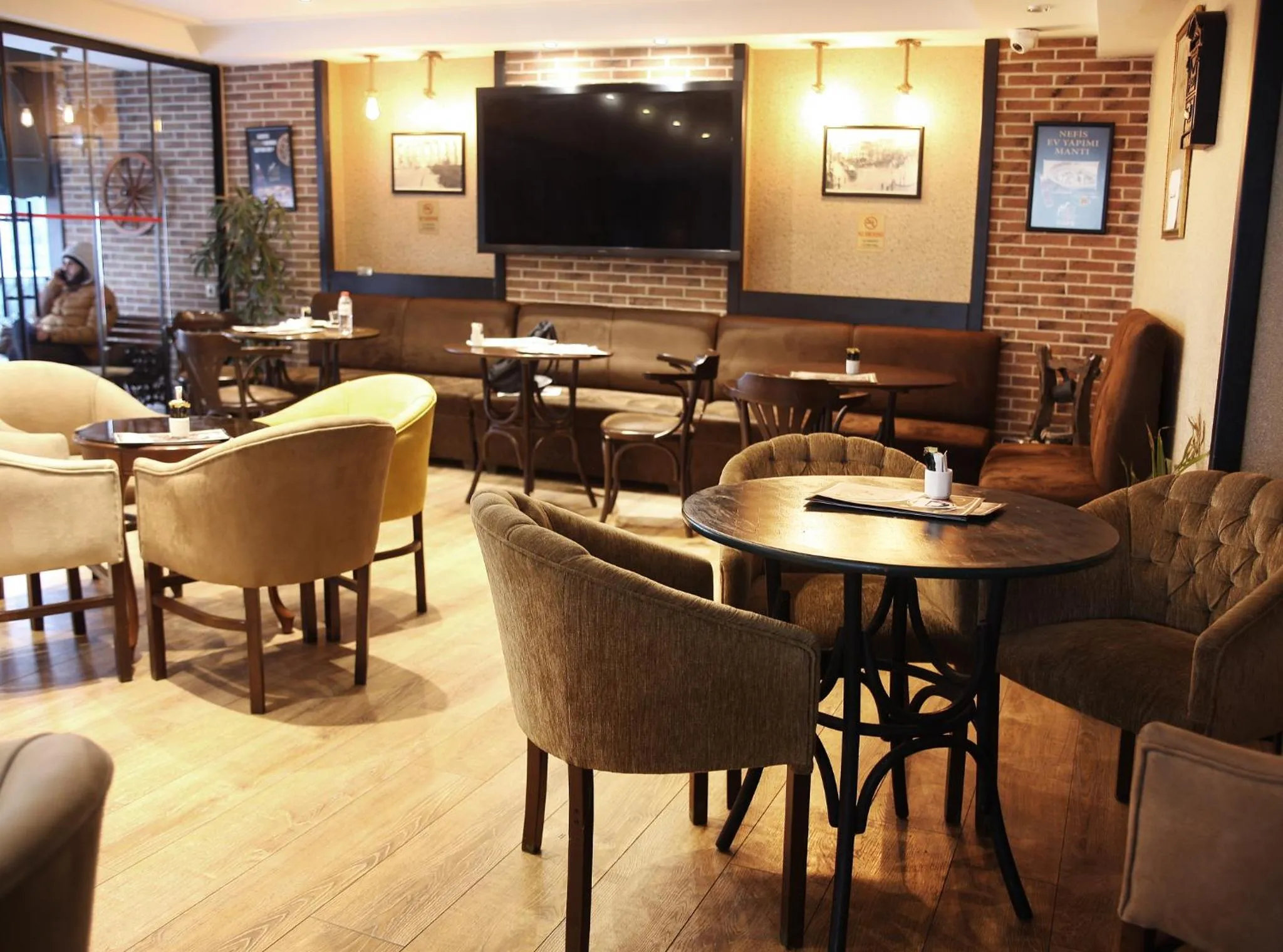 Restaurant/places to eat, Lounge/Bar in Black Bird Hotel