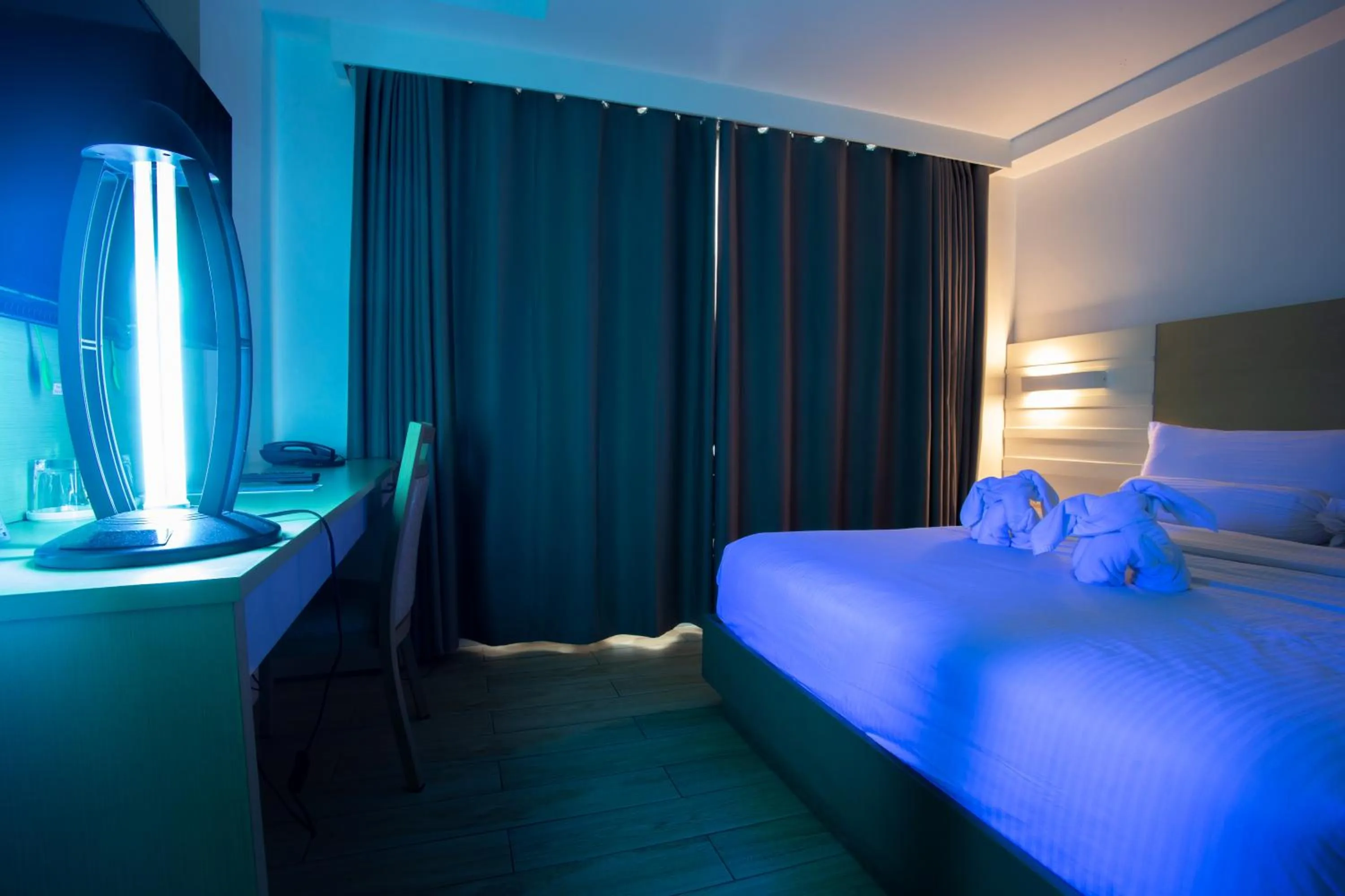 Bedroom, Bed in Heroes Hotel