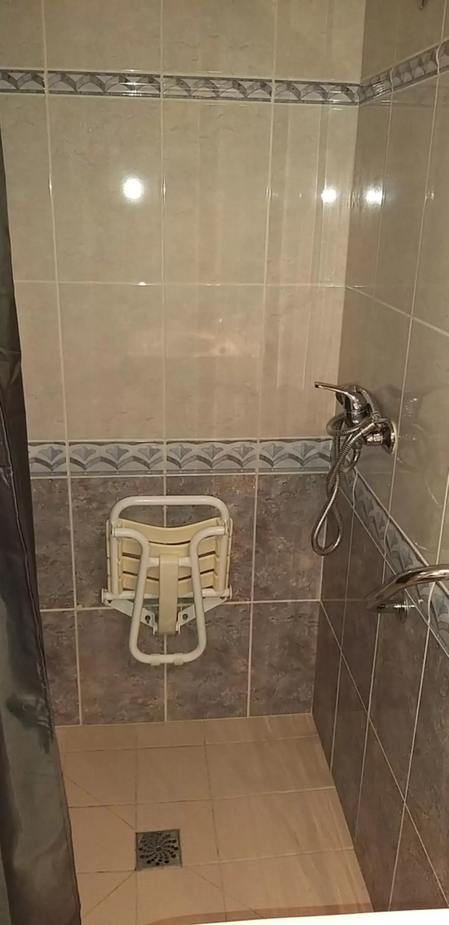 Twin Room - Disability Access in Hôtel Castel d'Olmes Twin Room - Disability Access in Hôtel Castel d'Olmes